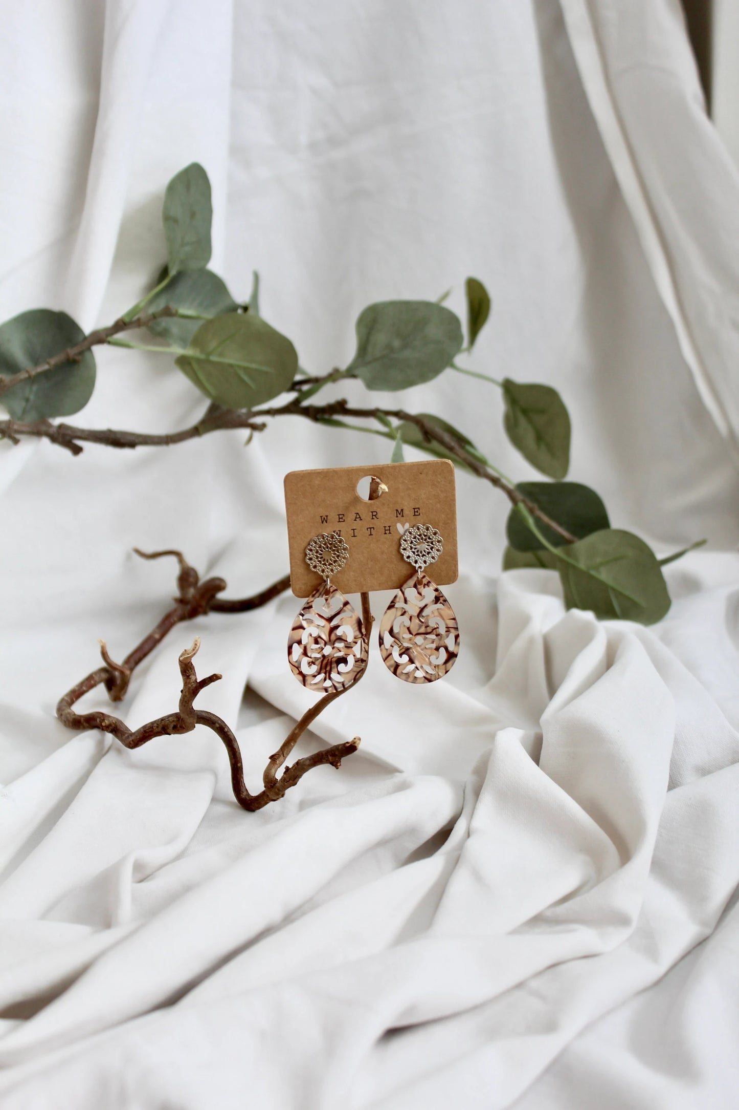 Ohrringe mit Resin-Ornament Tropfen in goldbraun gemustert