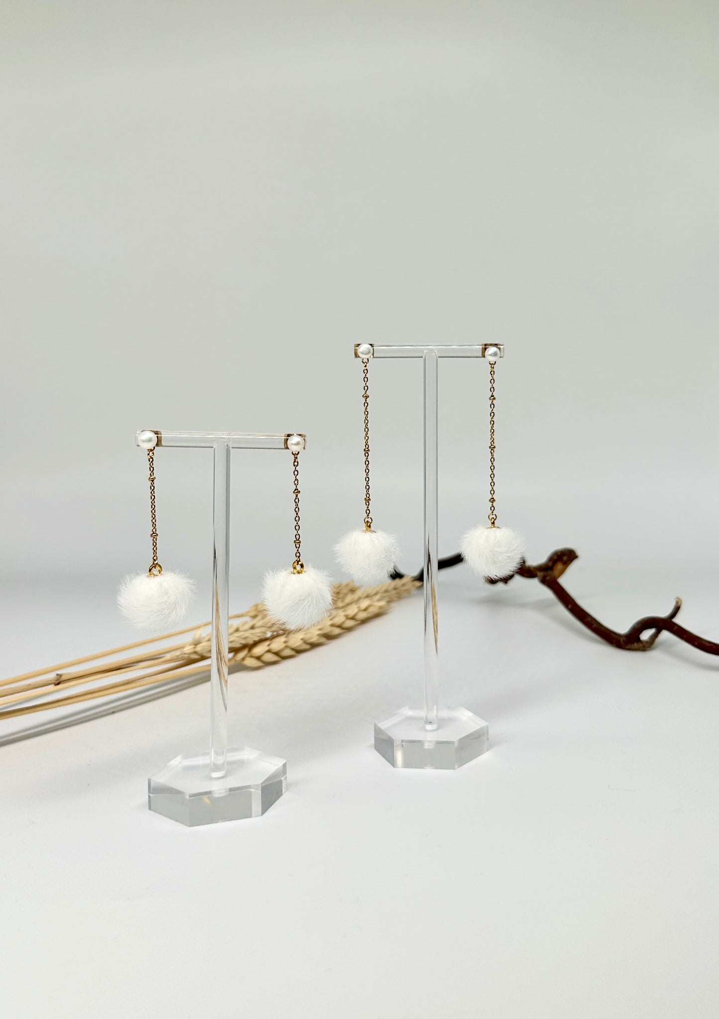 Plüsch Ohrringe mit Pompons, Flauschige Ohrringe, Ohrringe mit kleinen Bommel,