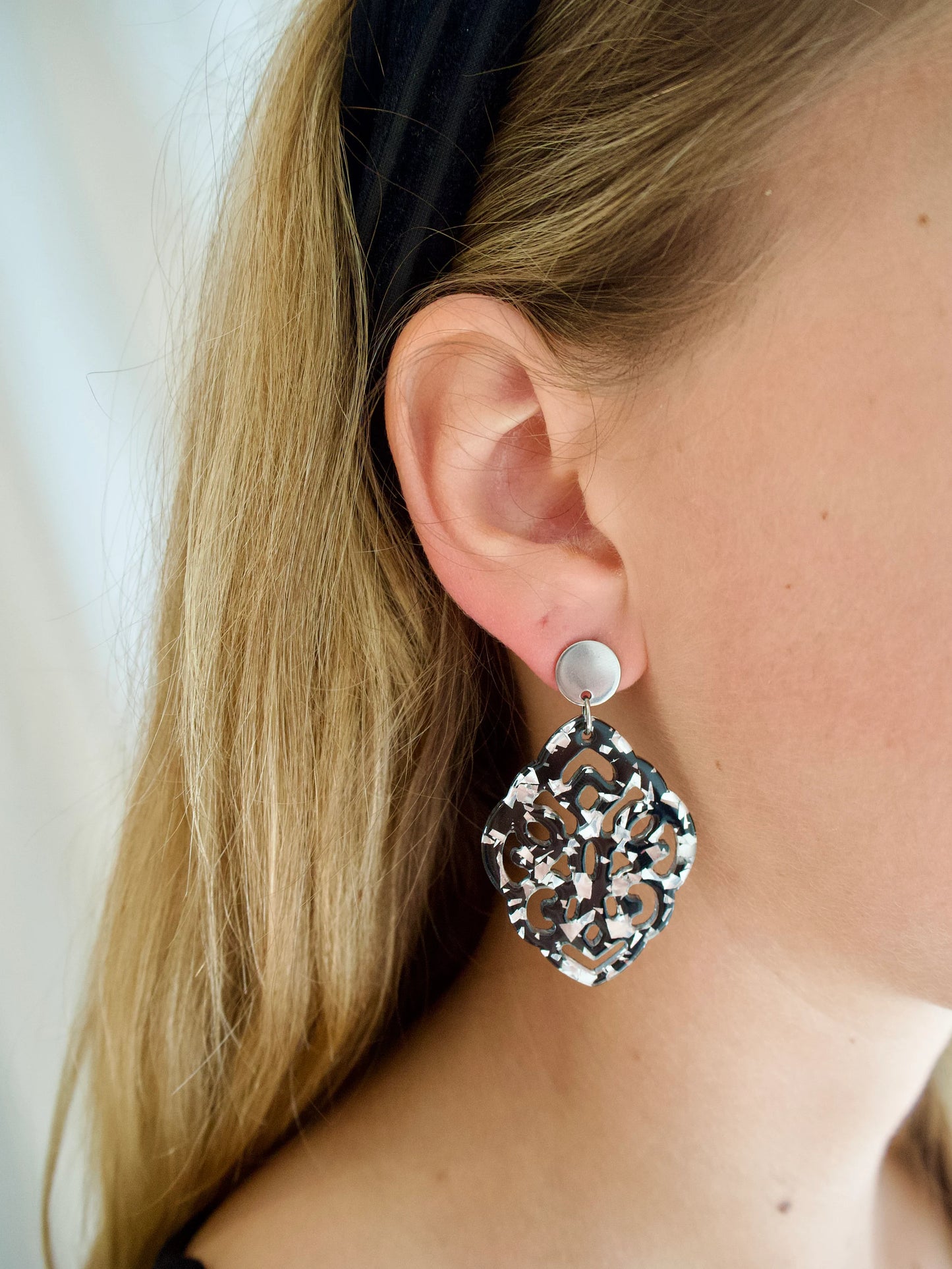 Ohrringe mit Resin-Ornament Raute in schwarz/silber