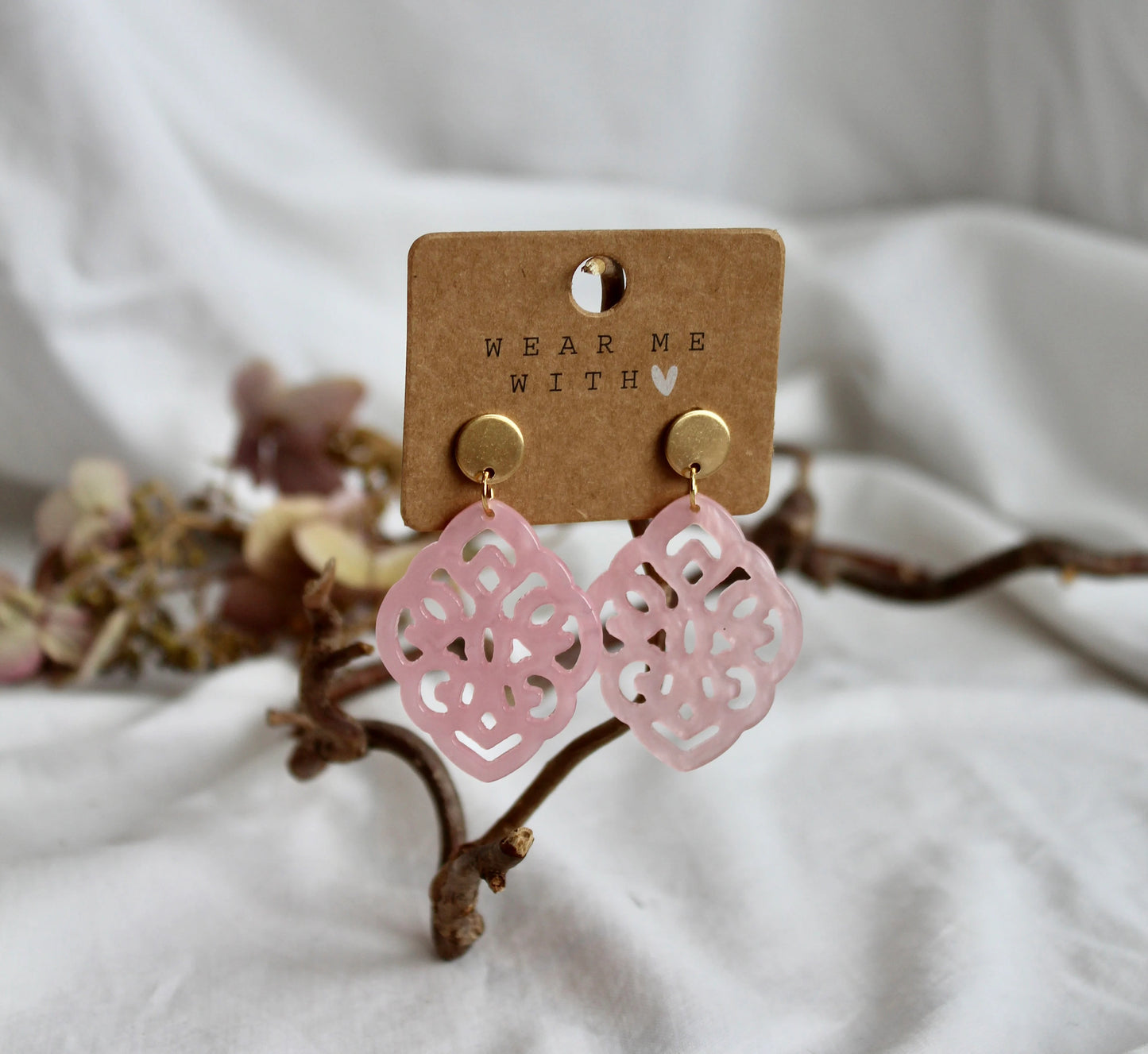 Ohrringe mit Resin-Ornament Raute in rosa