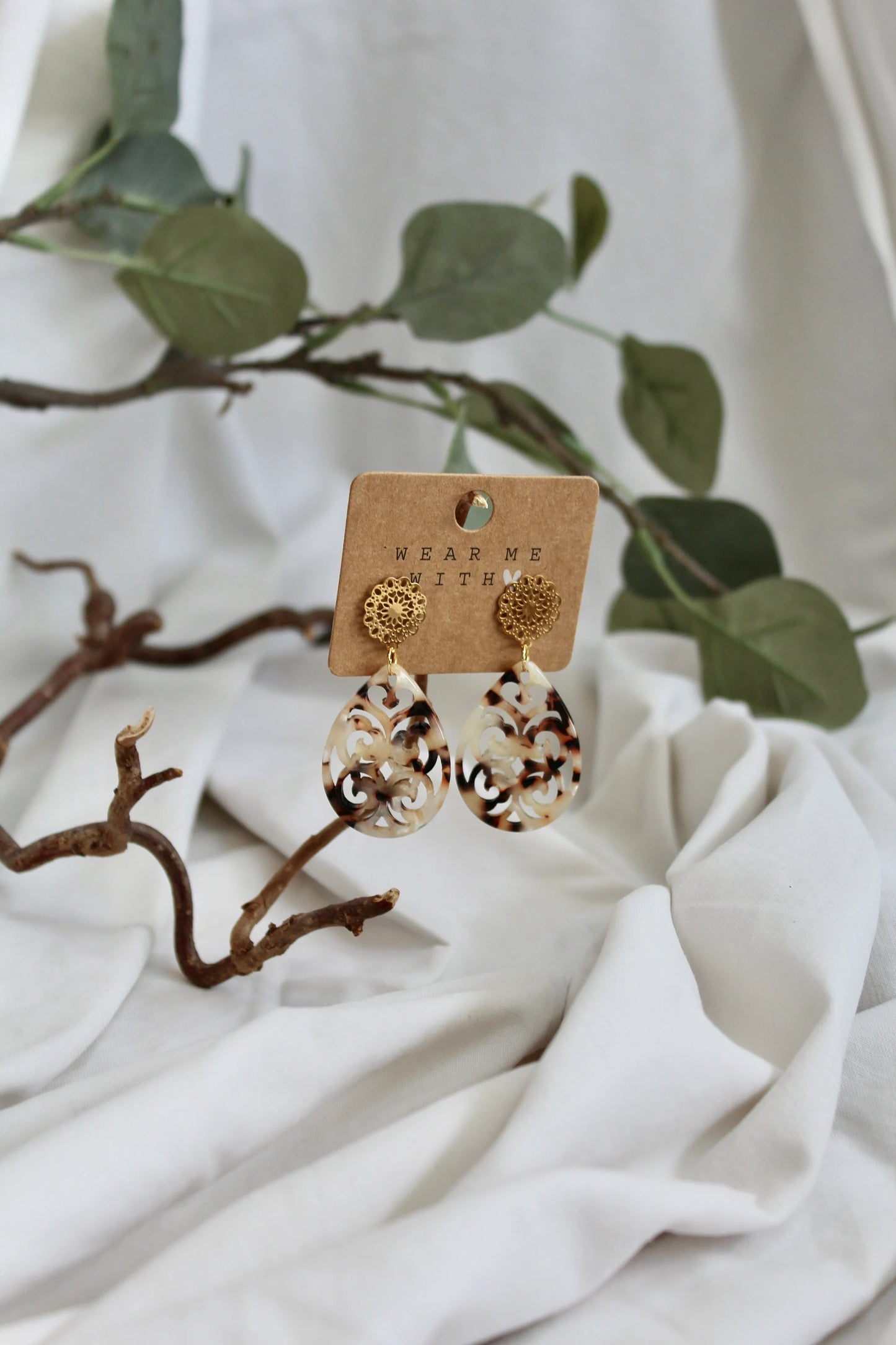 Ohrringe mit Resin-Ornament Tropfen in braun-beige gemustert