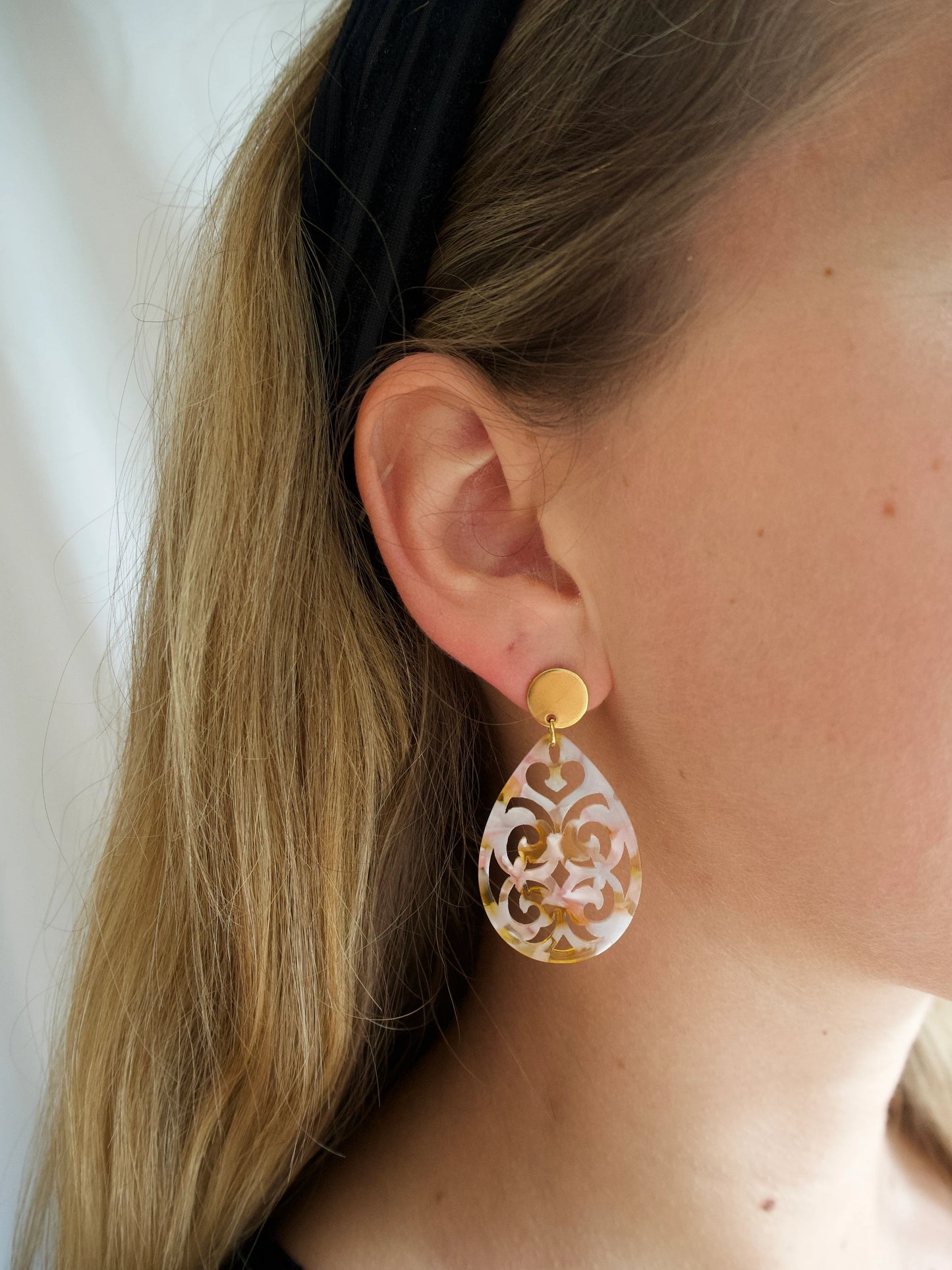 Ohrringe mit Resin-Ornament Tropfen in rosa/gelb gemustert