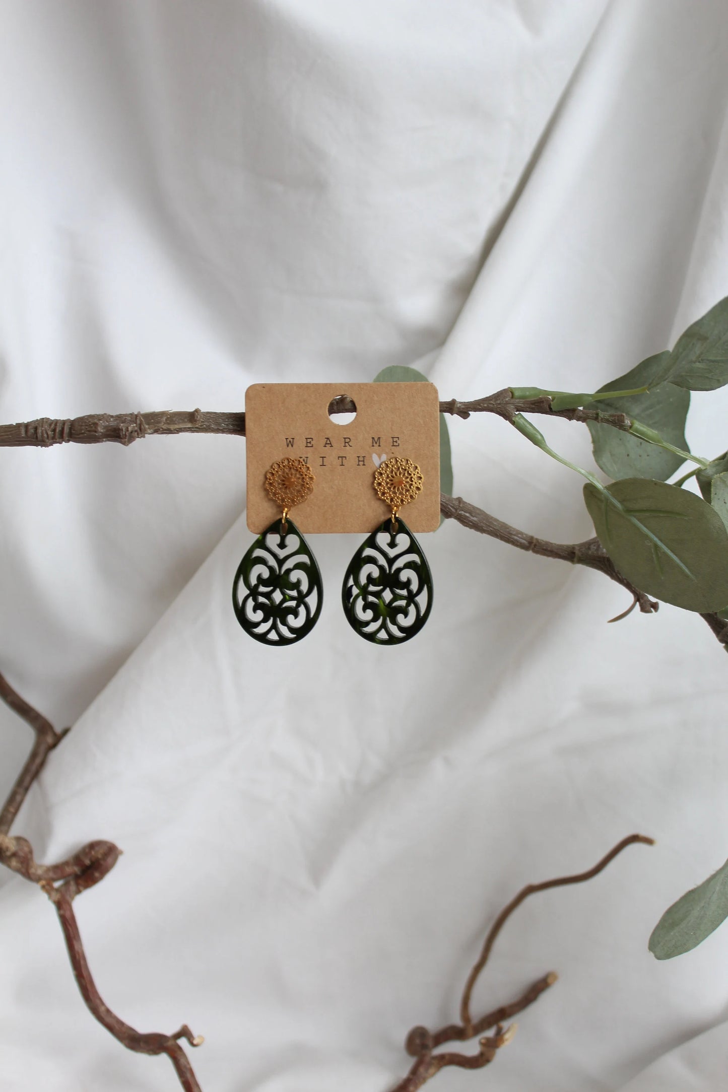 Ohrringe mit Resin-Ornament Tropfen in olivgrün