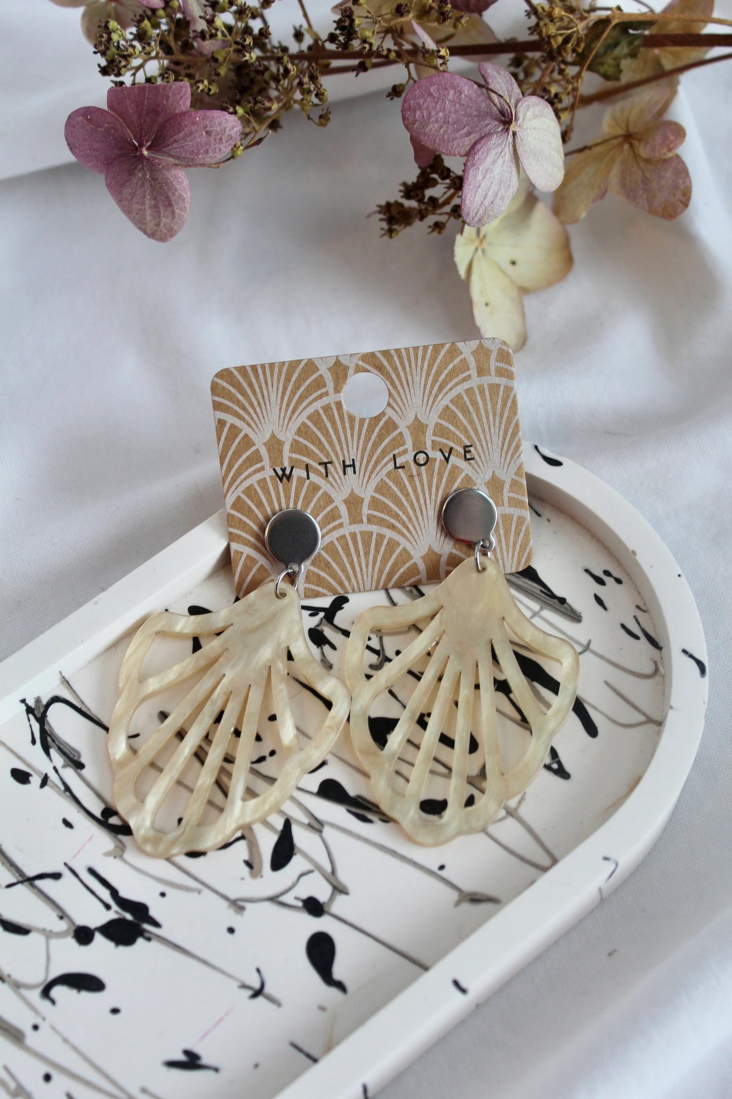 Ohrringe mit Resin-Ornament Tropfen in beige/gold