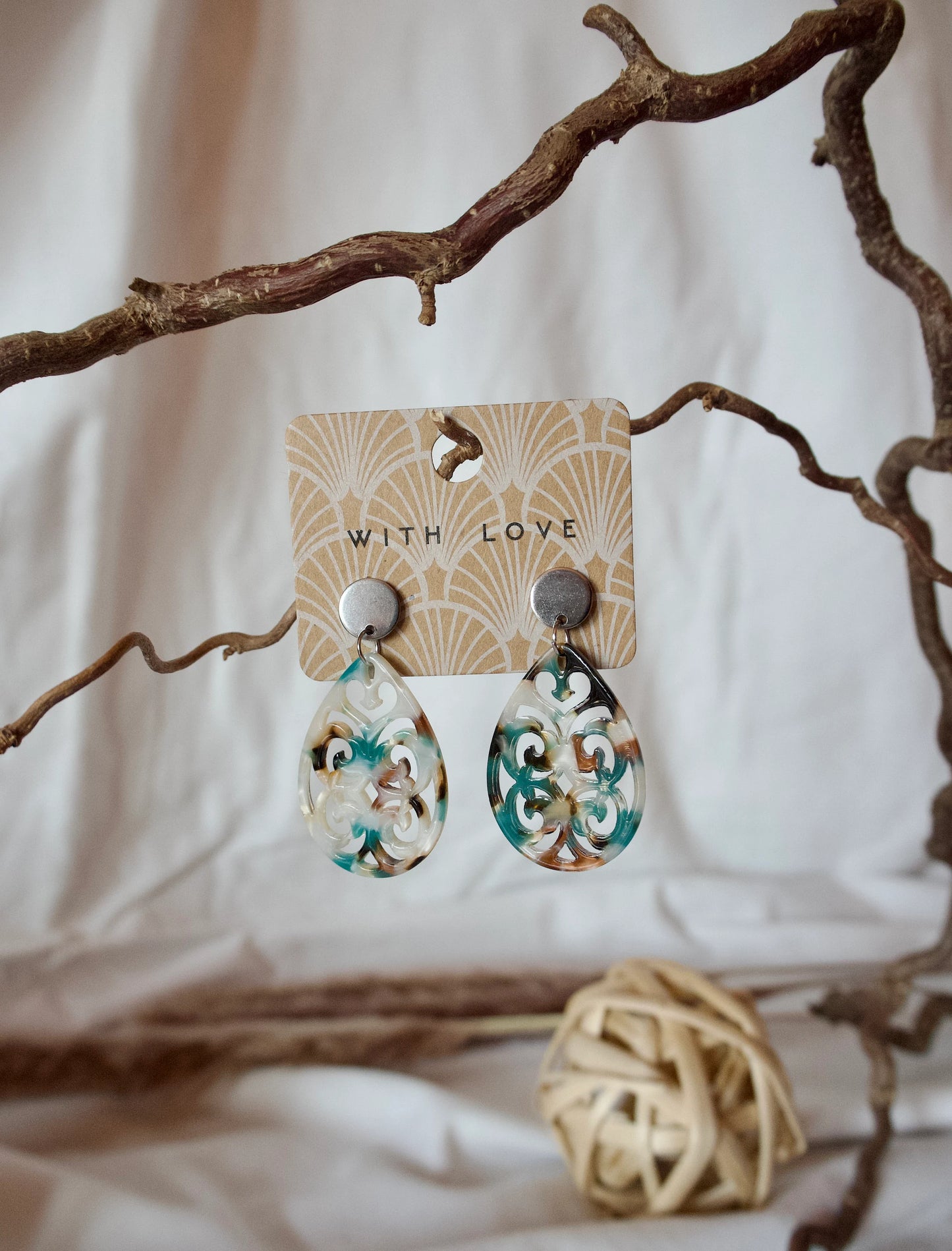 Ohrringe mit Resin-Ornament Tropfen türkis/braun gemustert