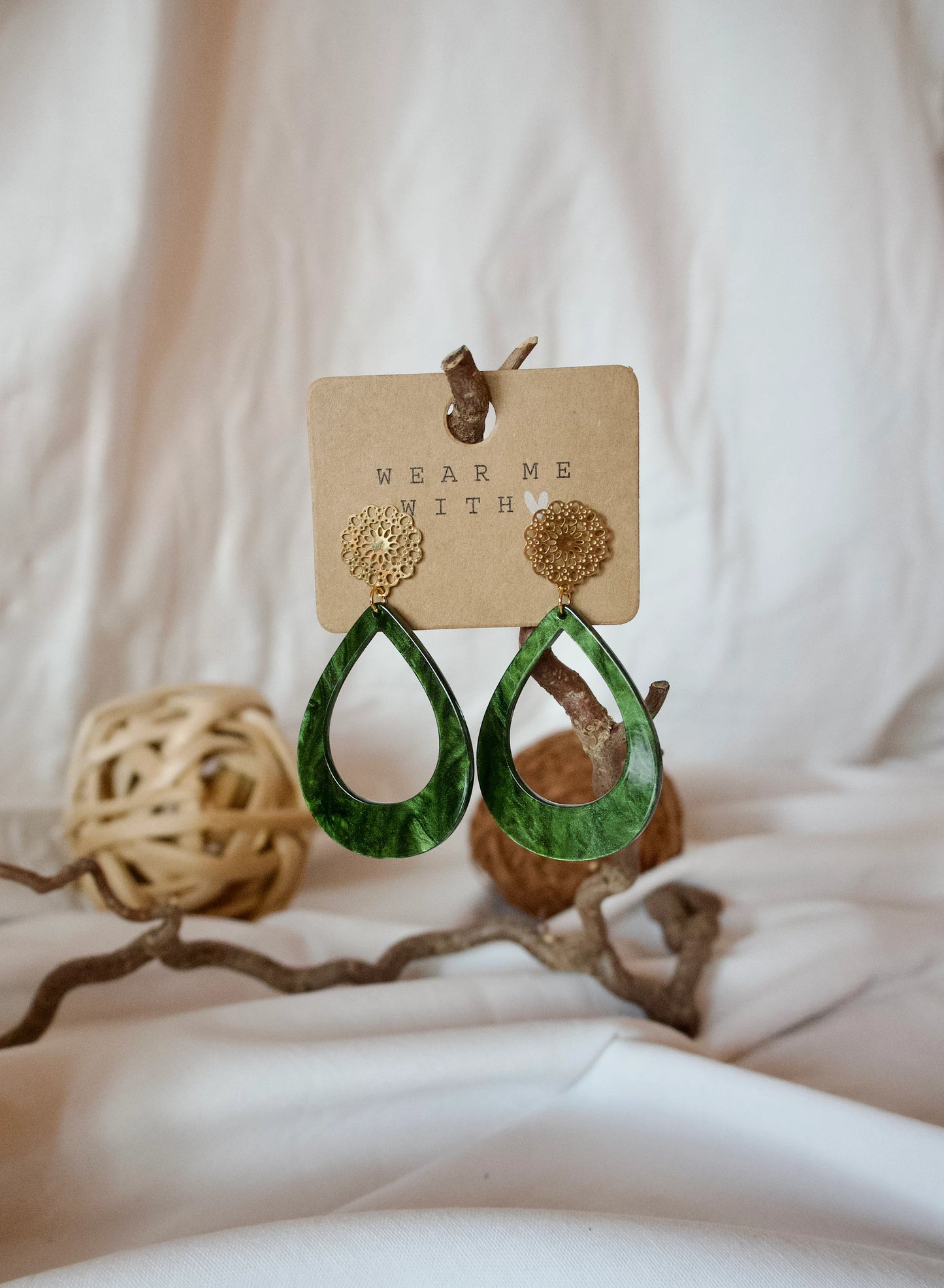 Ohrringe mit Resin-Ornametnt Tropfen in olivgrün