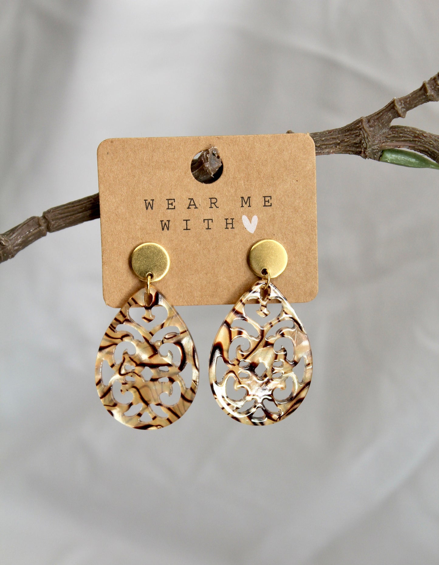 Einzigartige Statement Ohrringe mit Resin-Ornament Tropfen in braun marmoriert