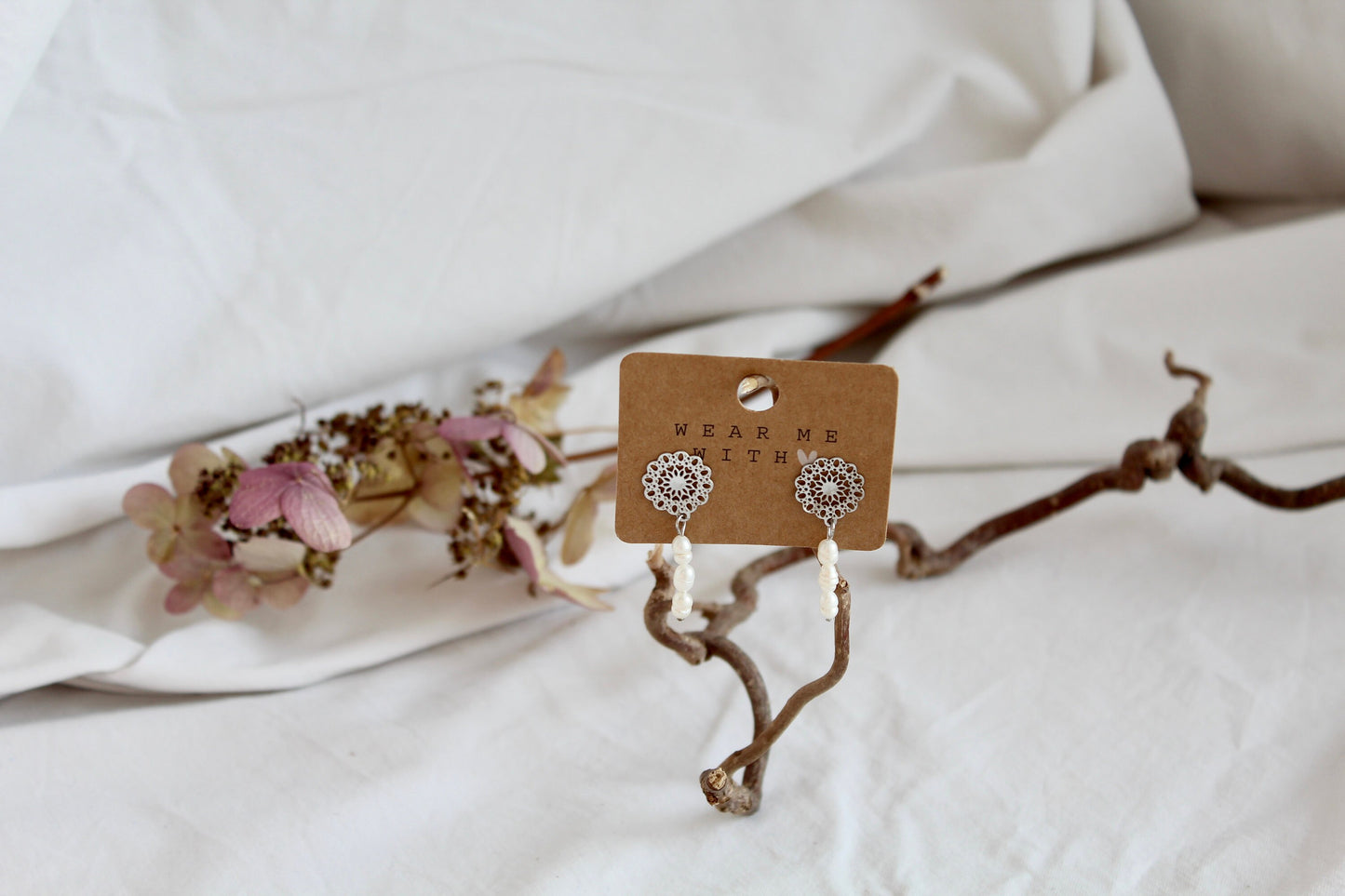 Lebensblume-Ohrstecker mit 3 Süßwasserperlen