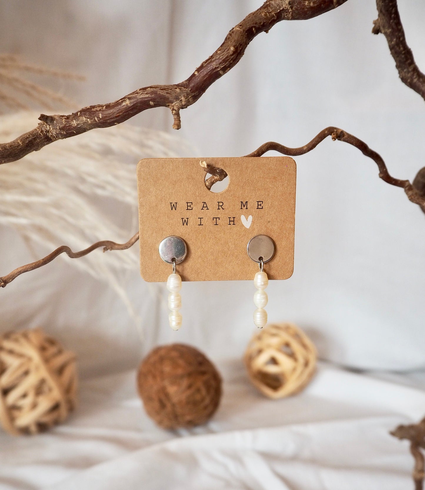 Runde Ohrstecker mit 3 Süßwasserperlen