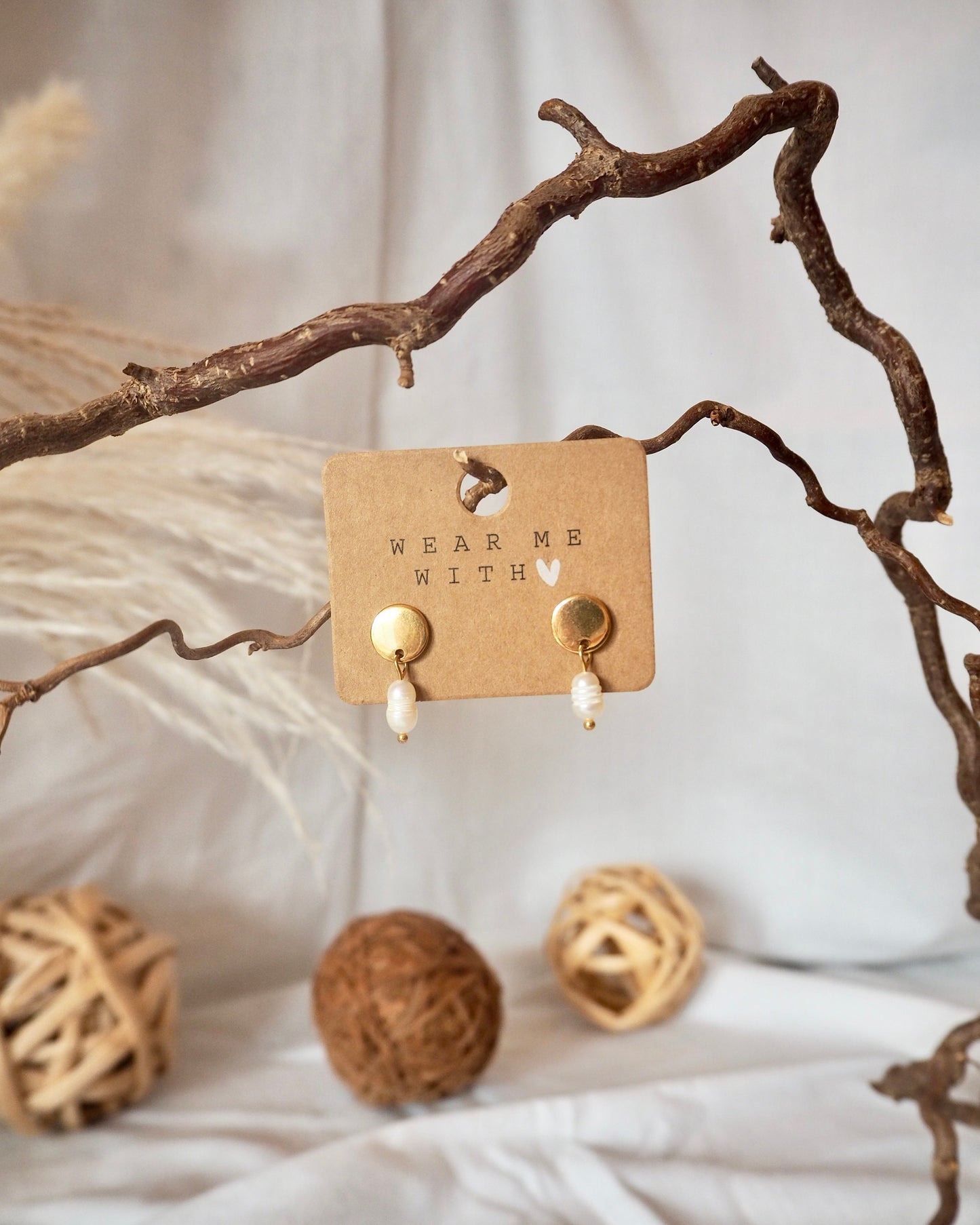 Runde Ohrstecker mit Süßwasserperle