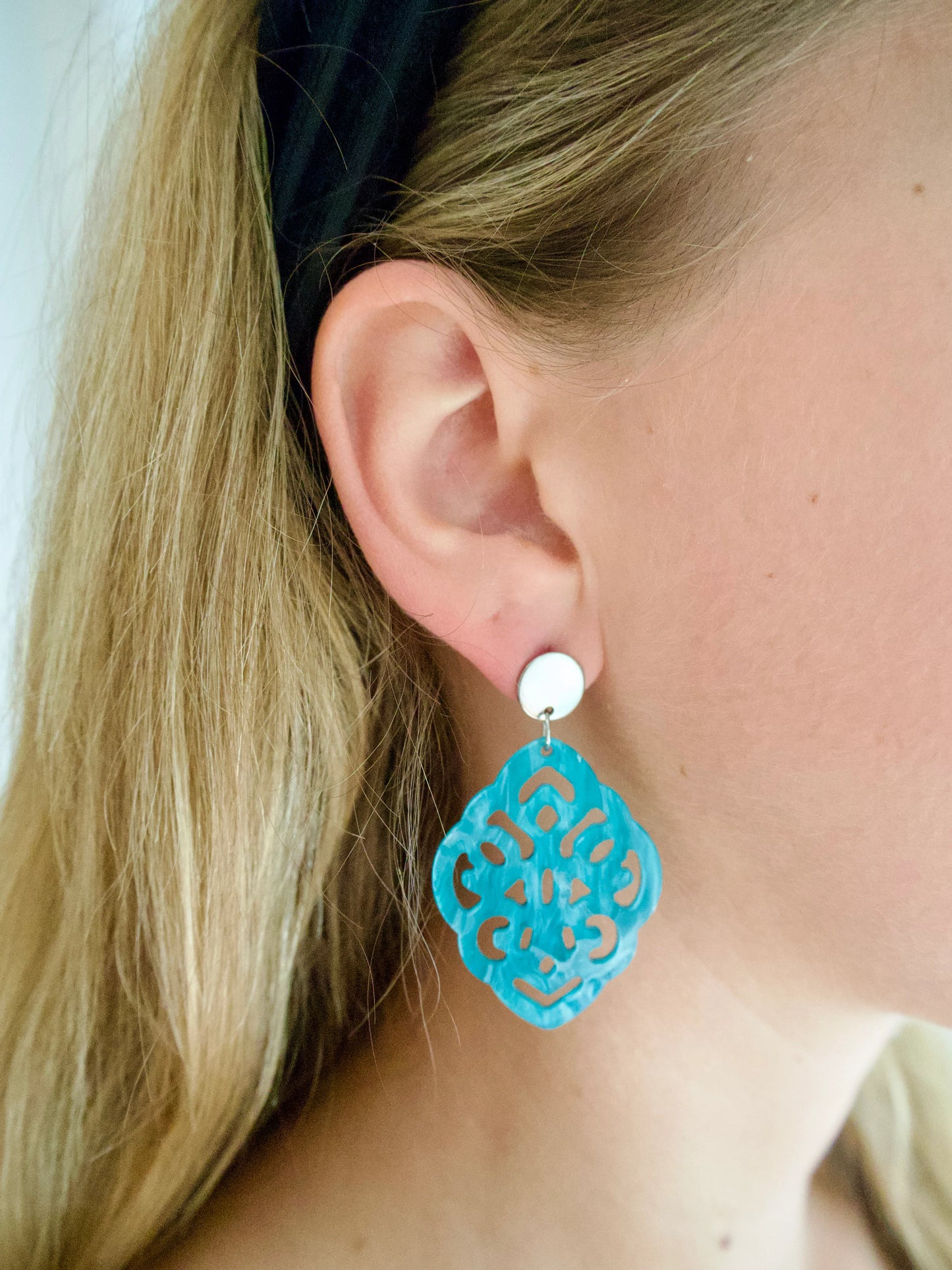 Ohrringe mit Resin-Ornament Raute türkis