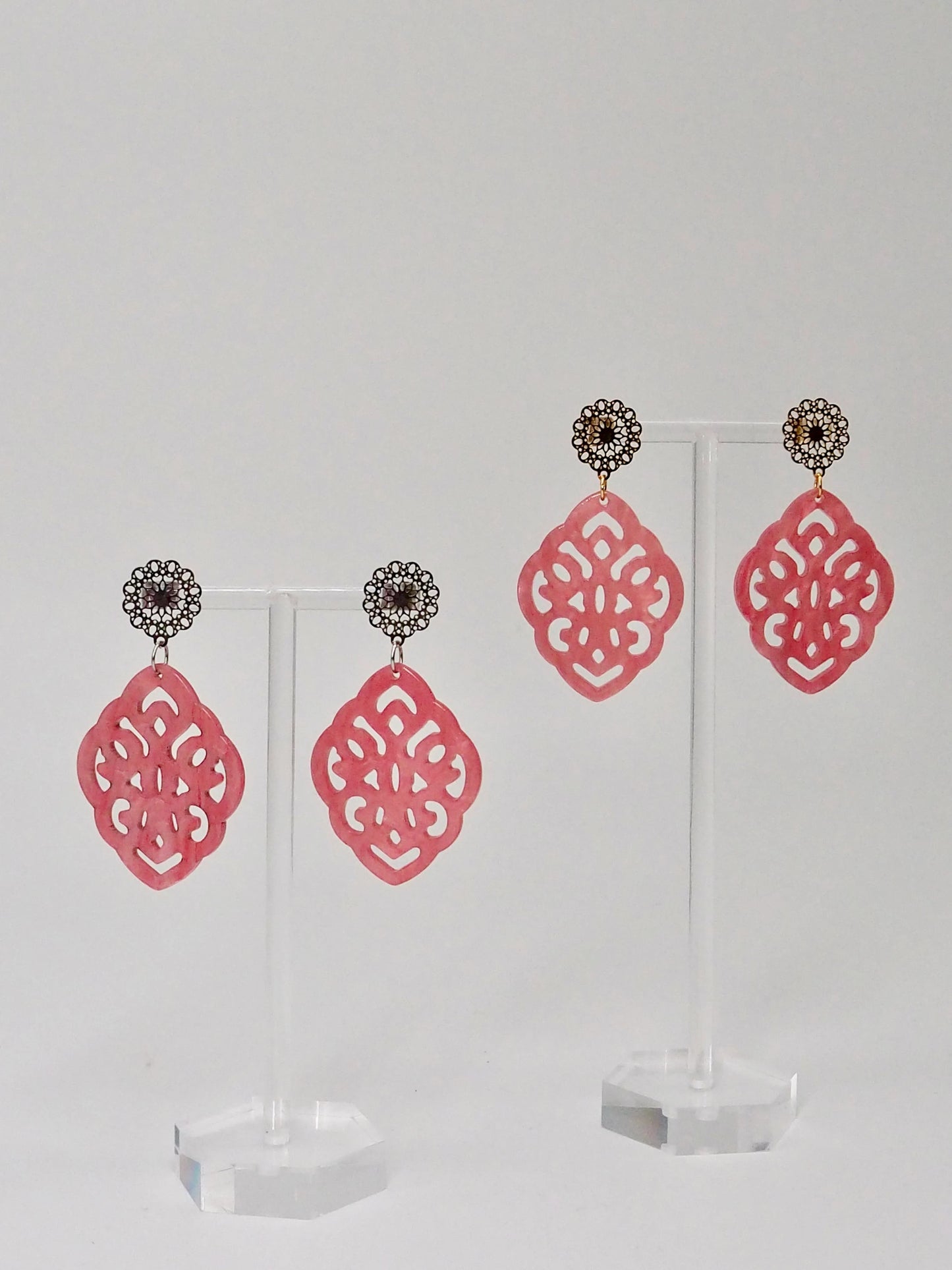 Ohrringe mit Resin-Ornament Raute in pink