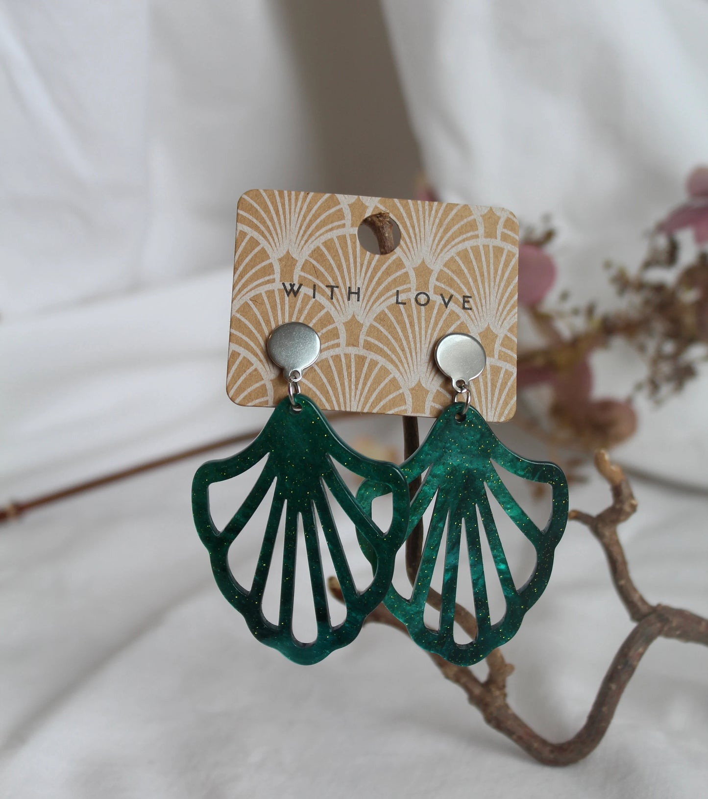 Ohrringe mit Resin-Ornament in petrol