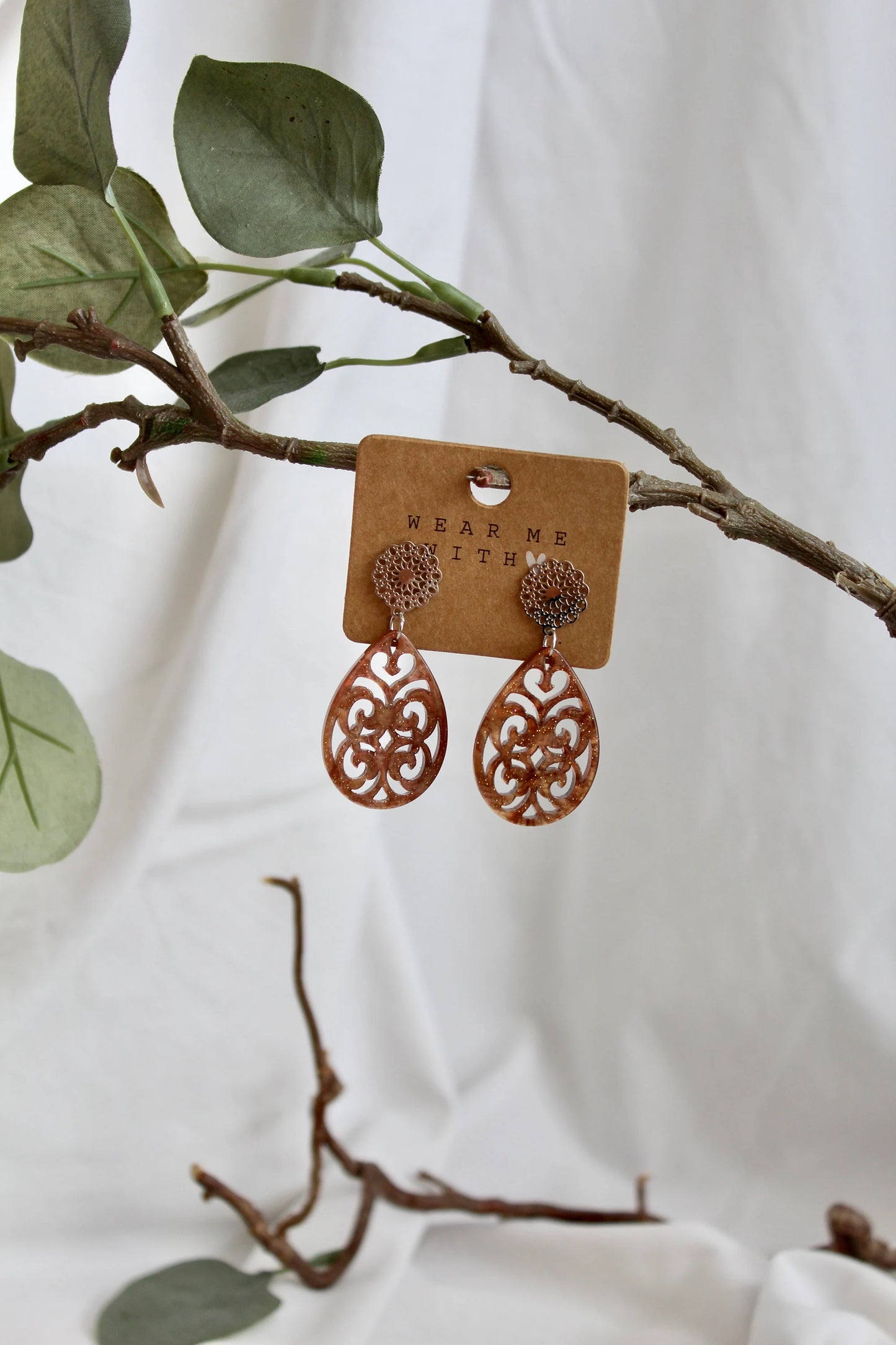 Ohrringe mit Resin-Ornament Tropfen in braun