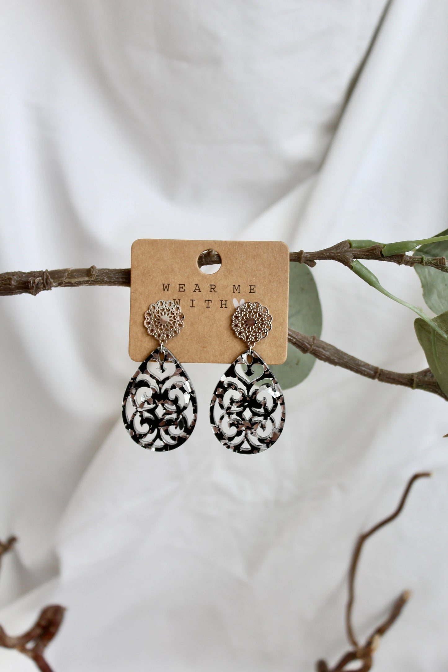 Ohrringe mit Resin-Tropfen-Anhänger gemustert schwarz