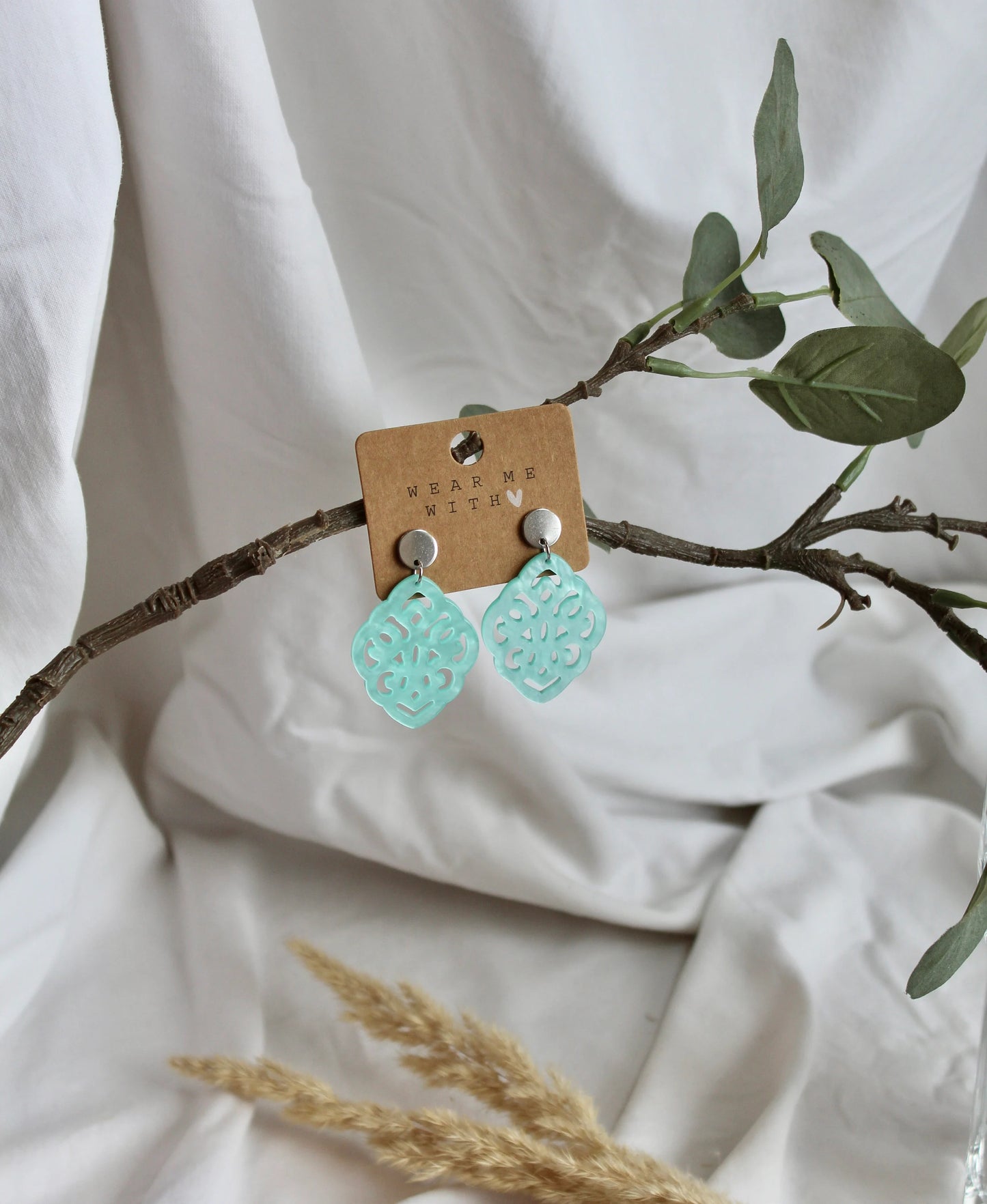 Ohrringe mit Resin-Ornament Raute in helltürkis