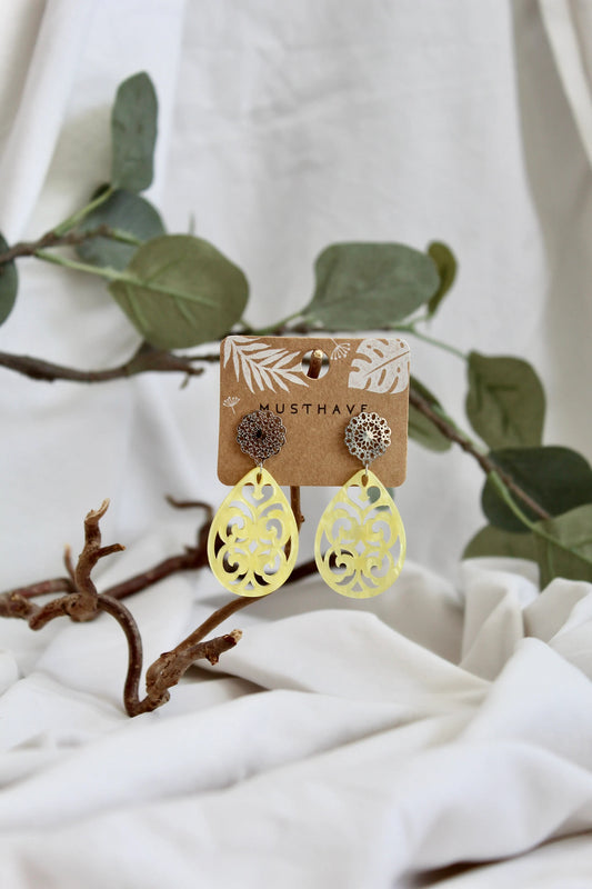 Ohrringe mit Resin-Ornament Tropfen in gelb