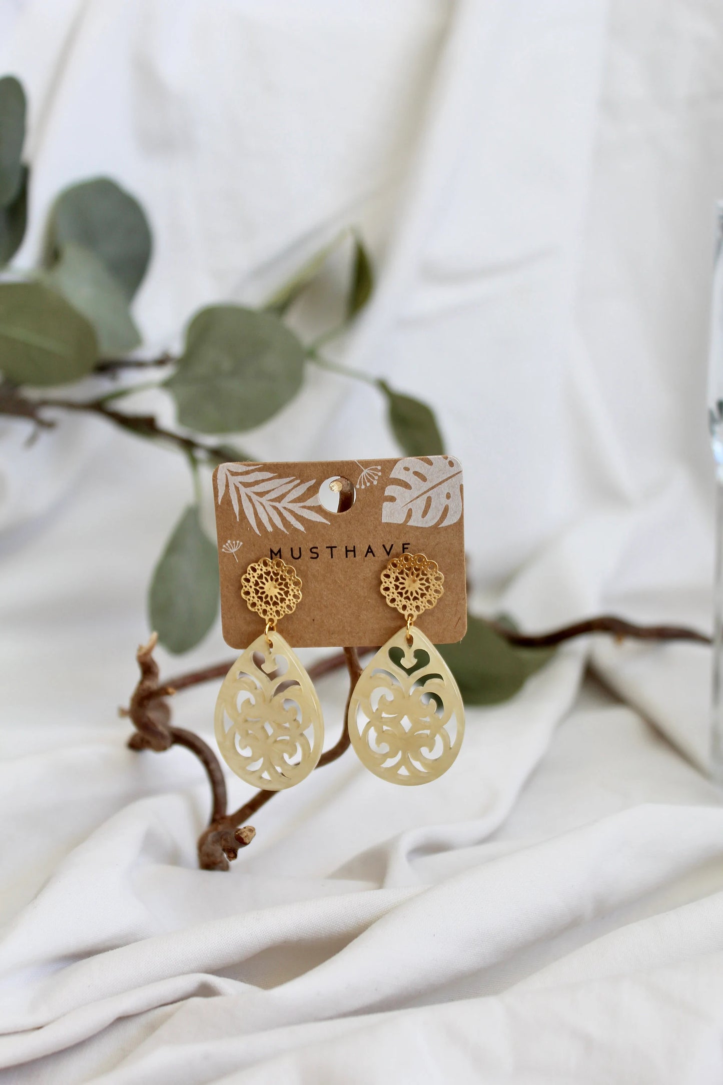 Ohrringe mit Resin-Ornament Tropfen in beige