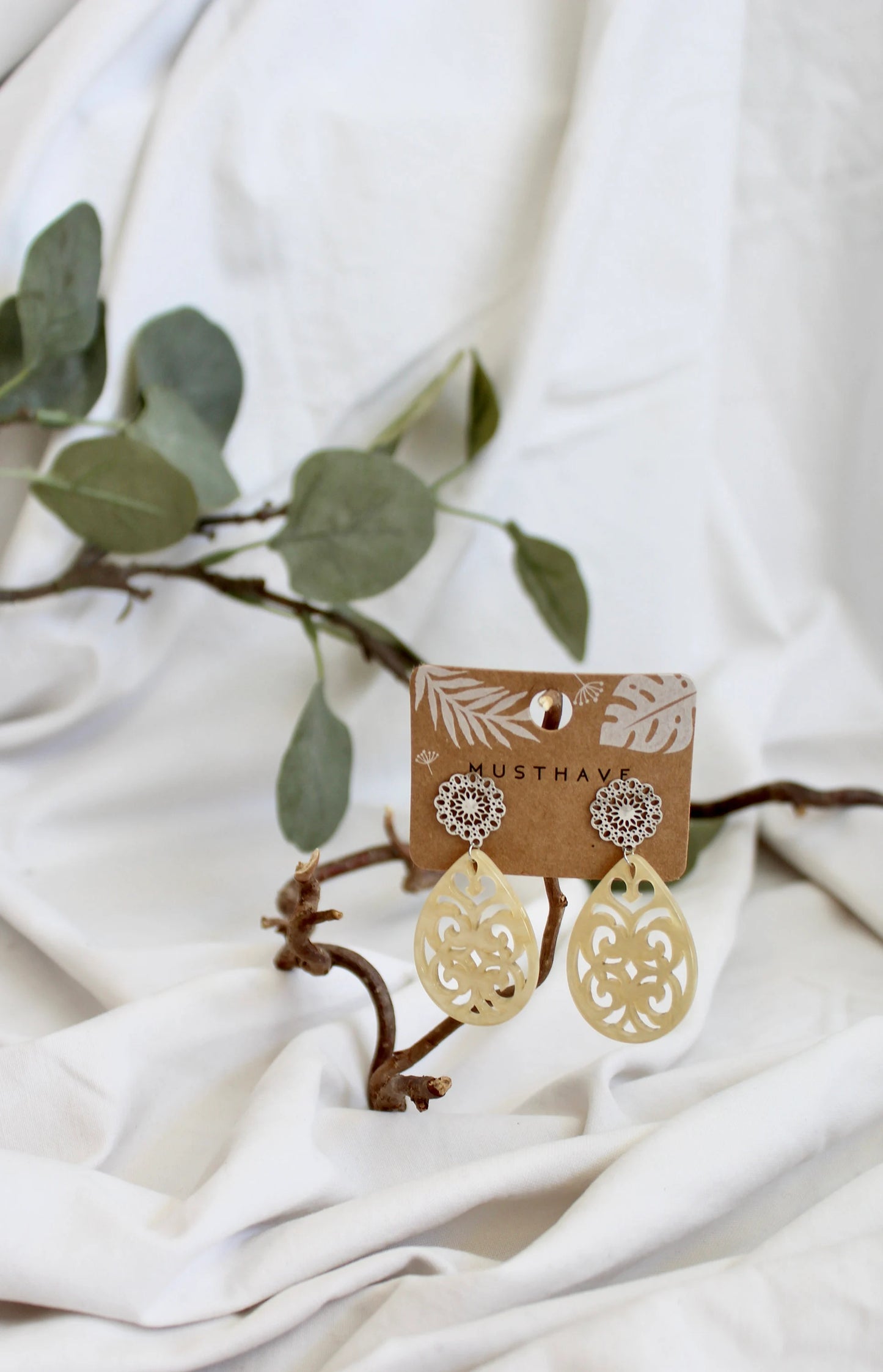 Ohrringe mit Resin-Ornament Tropfen in beige