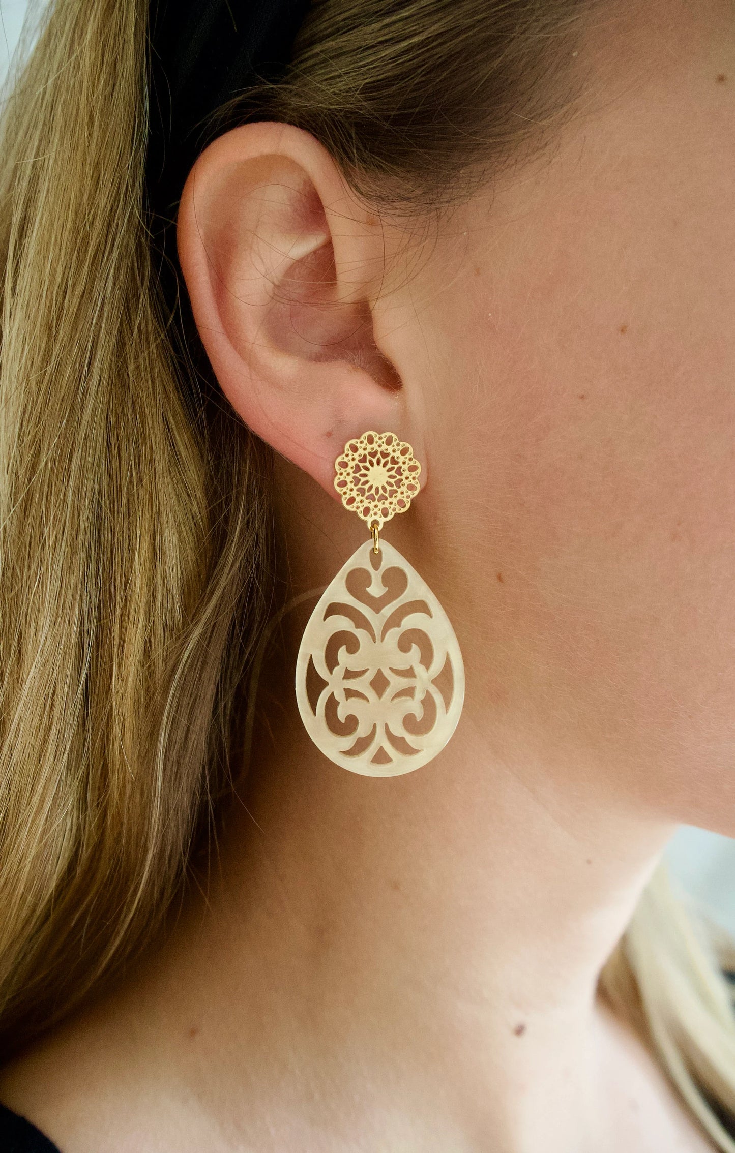 Ohrringe mit Resin-Ornament Tropfen in beige