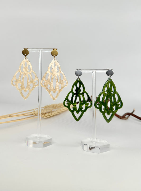 Einzigartige Statement Ohrringe mit Resin-Ornament in verschiedenen Farben