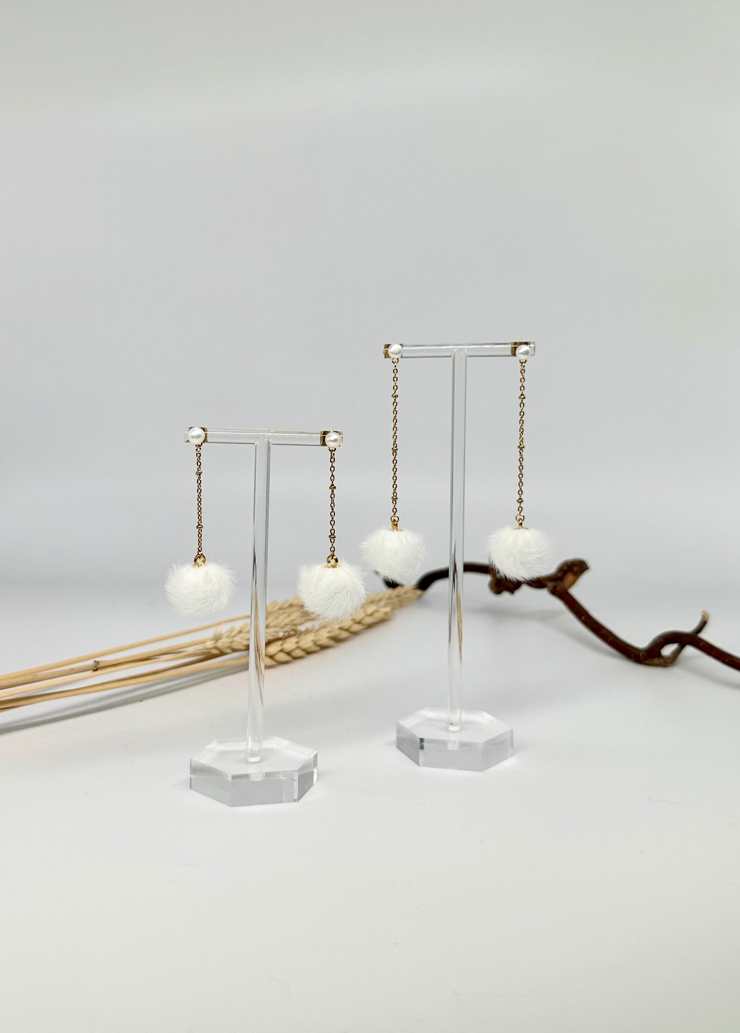 Plüsch Ohrringe mit Pompons,  Flauschige Ohrringe, Ohrringe mit kleinen Bommel,