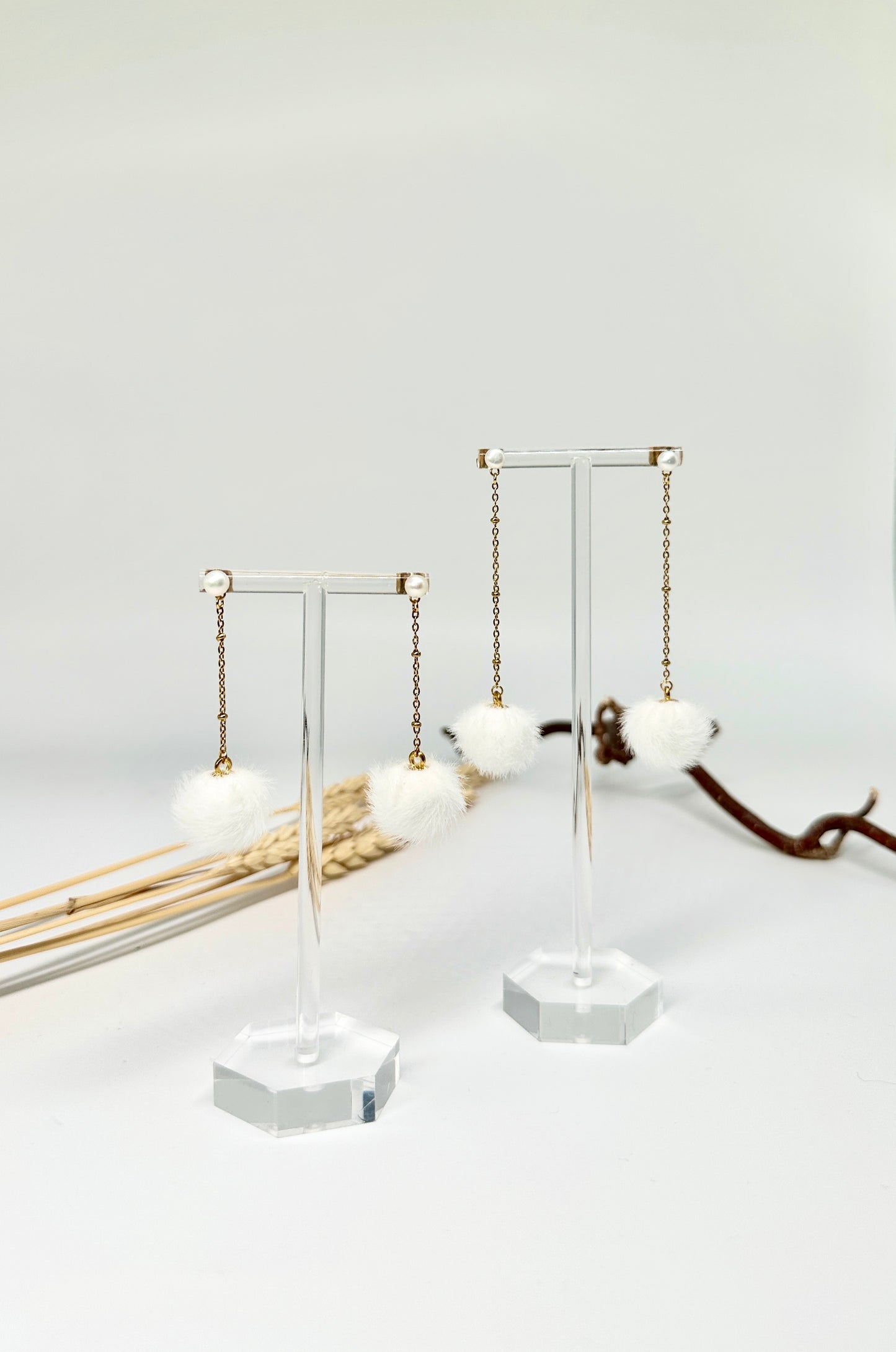 Plüsch Ohrringe mit Pompons,  Flauschige Ohrringe, Ohrringe mit kleinen Bommel,