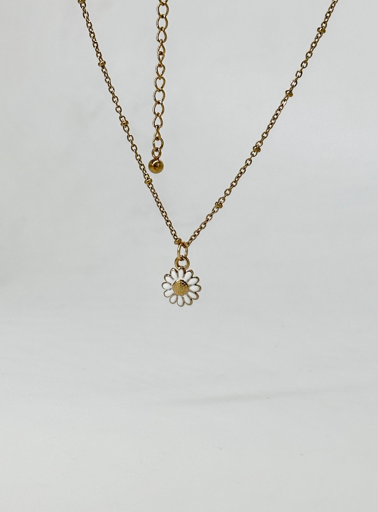 Fine chain with daisy pendant