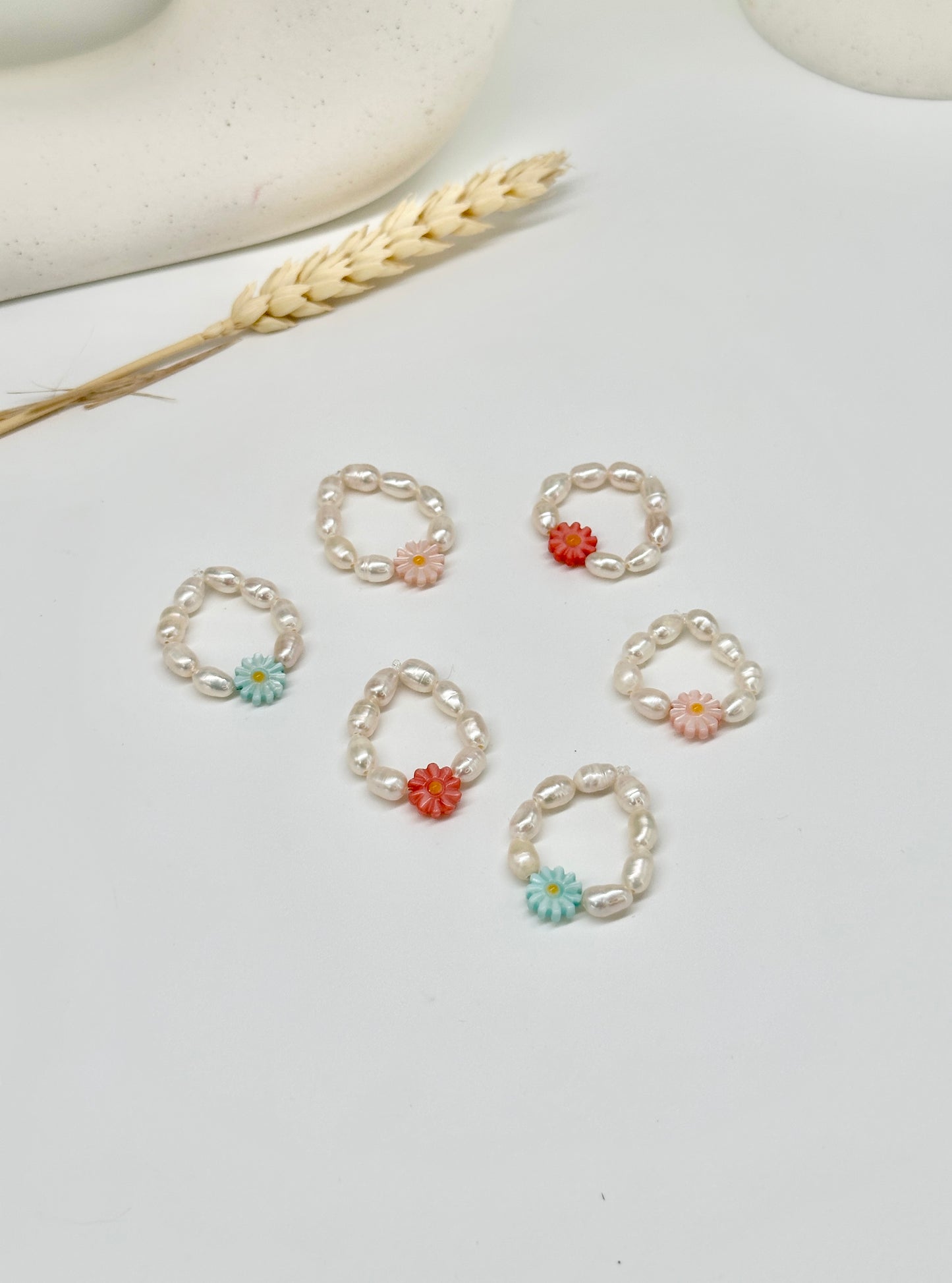 Süßwasserperlen-Ring mit bunten Blumen