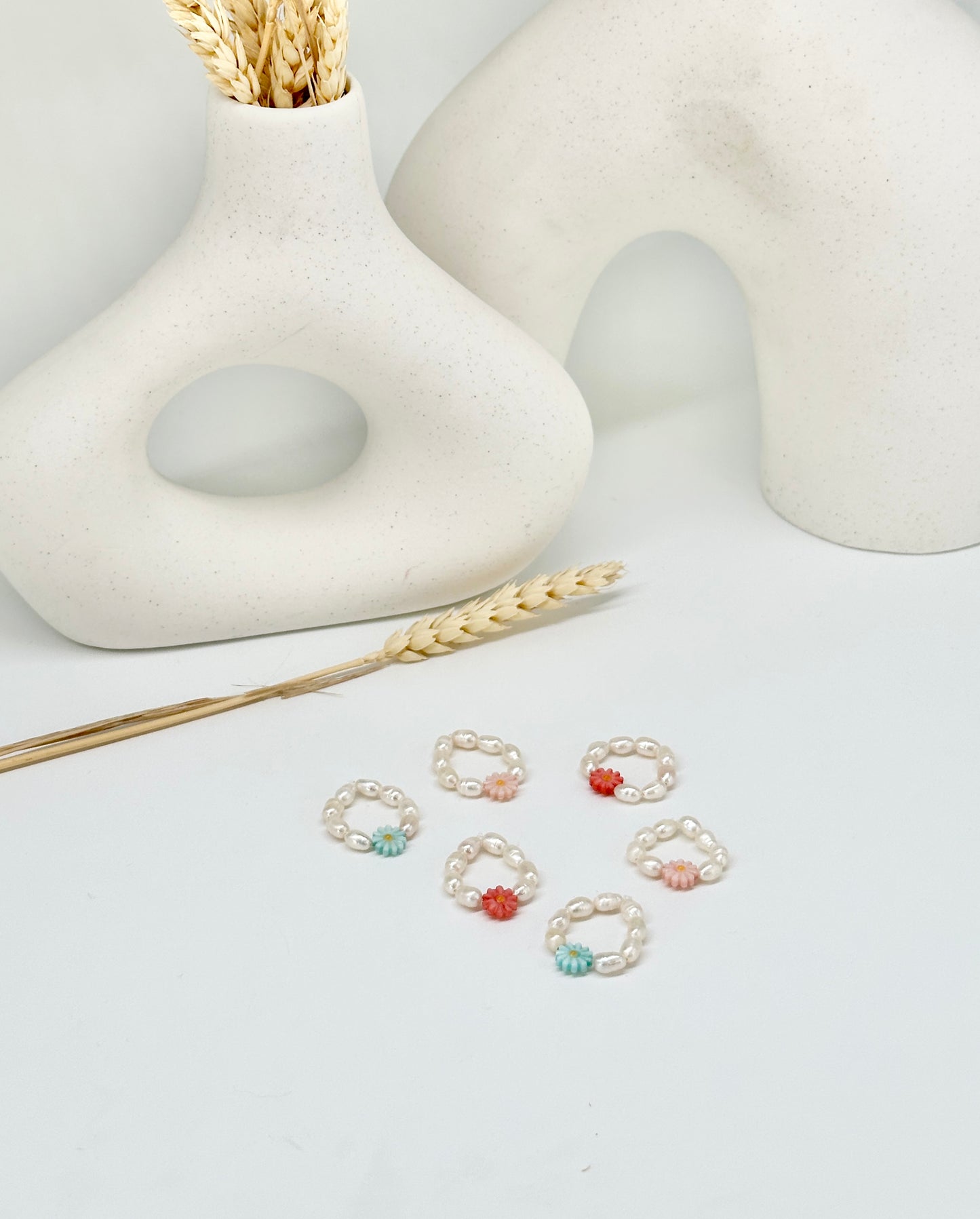 Süßwasserperlen-Ring mit bunten Blumen