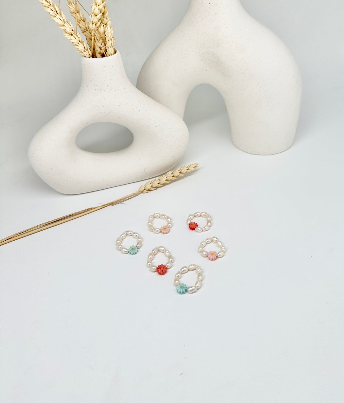 Süßwasserperlen-Ring mit bunten Blumen