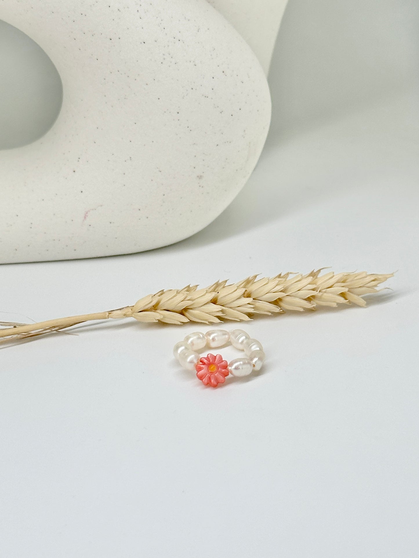 Süßwasserperlen-Ring mit bunten Blumen