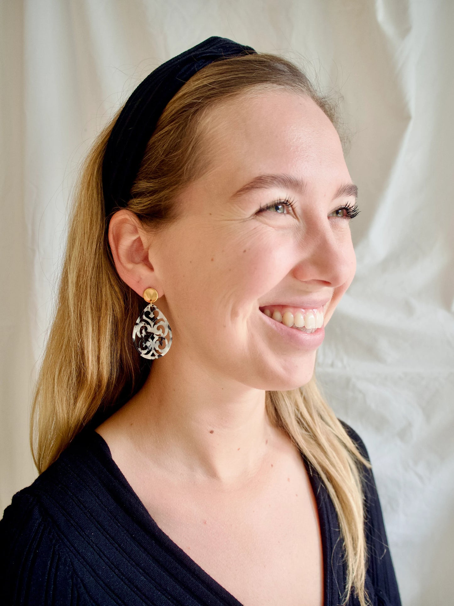 Ohrringe mit Resin-Ornamente Tropfen in schwarz/weiß