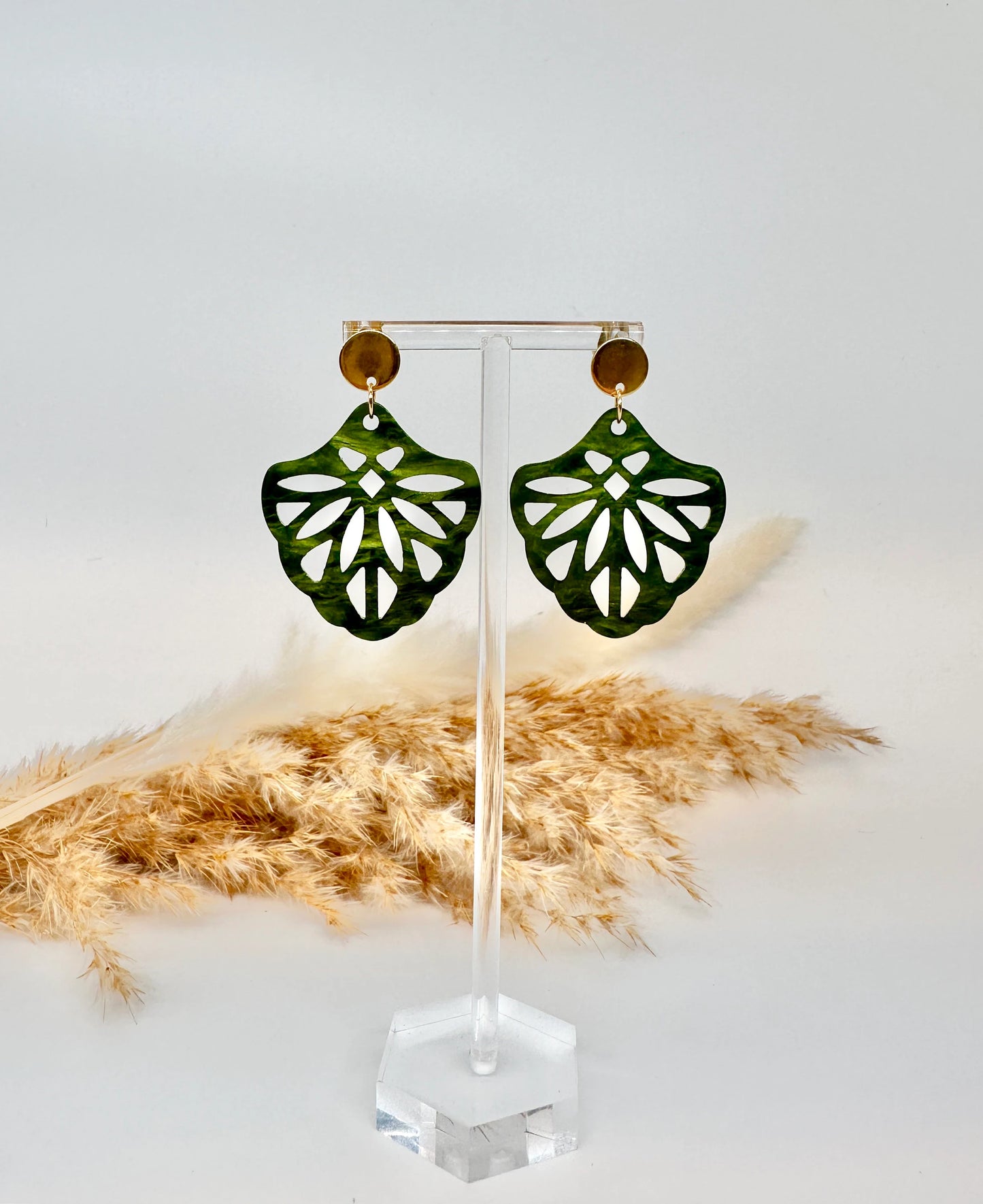 Ohrringe mit Resin-Ornament in verschiedene Farben