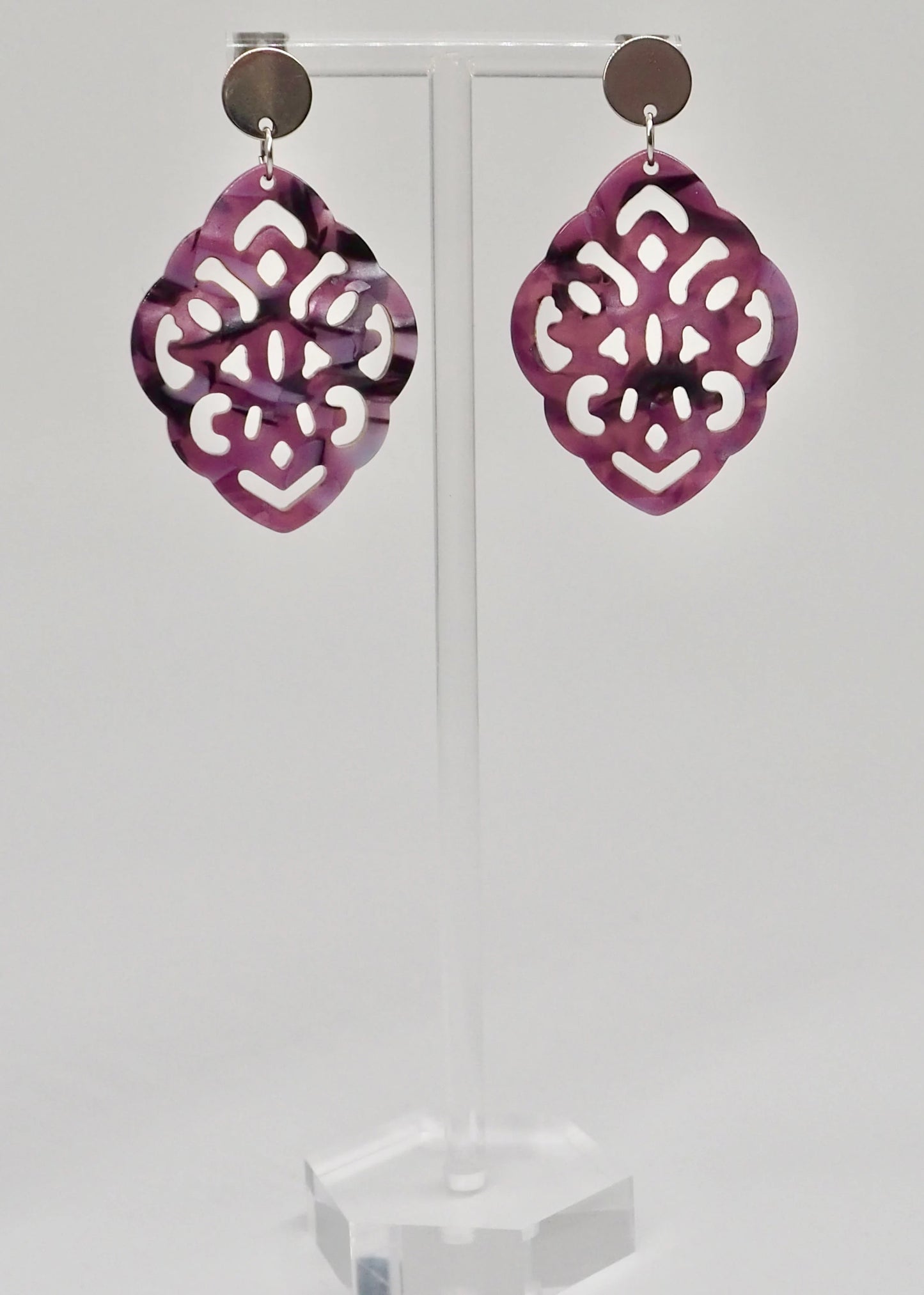 Ohrringe mit Resin-Ornament Raute in lila