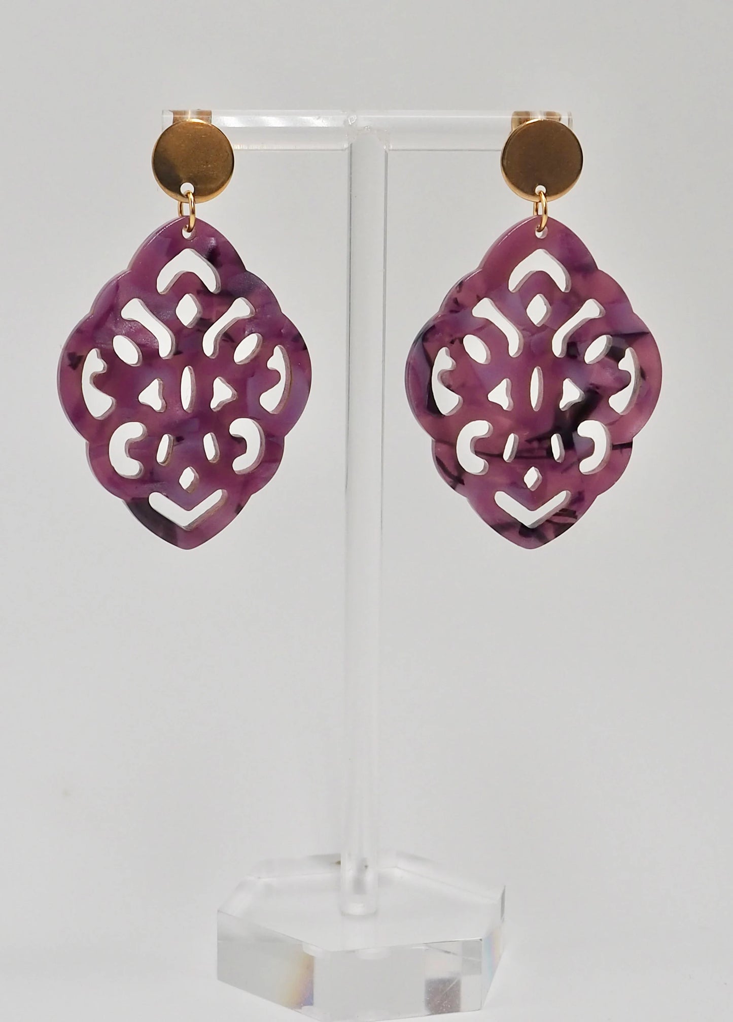 Ohrringe mit Resin-Ornament Raute in lila