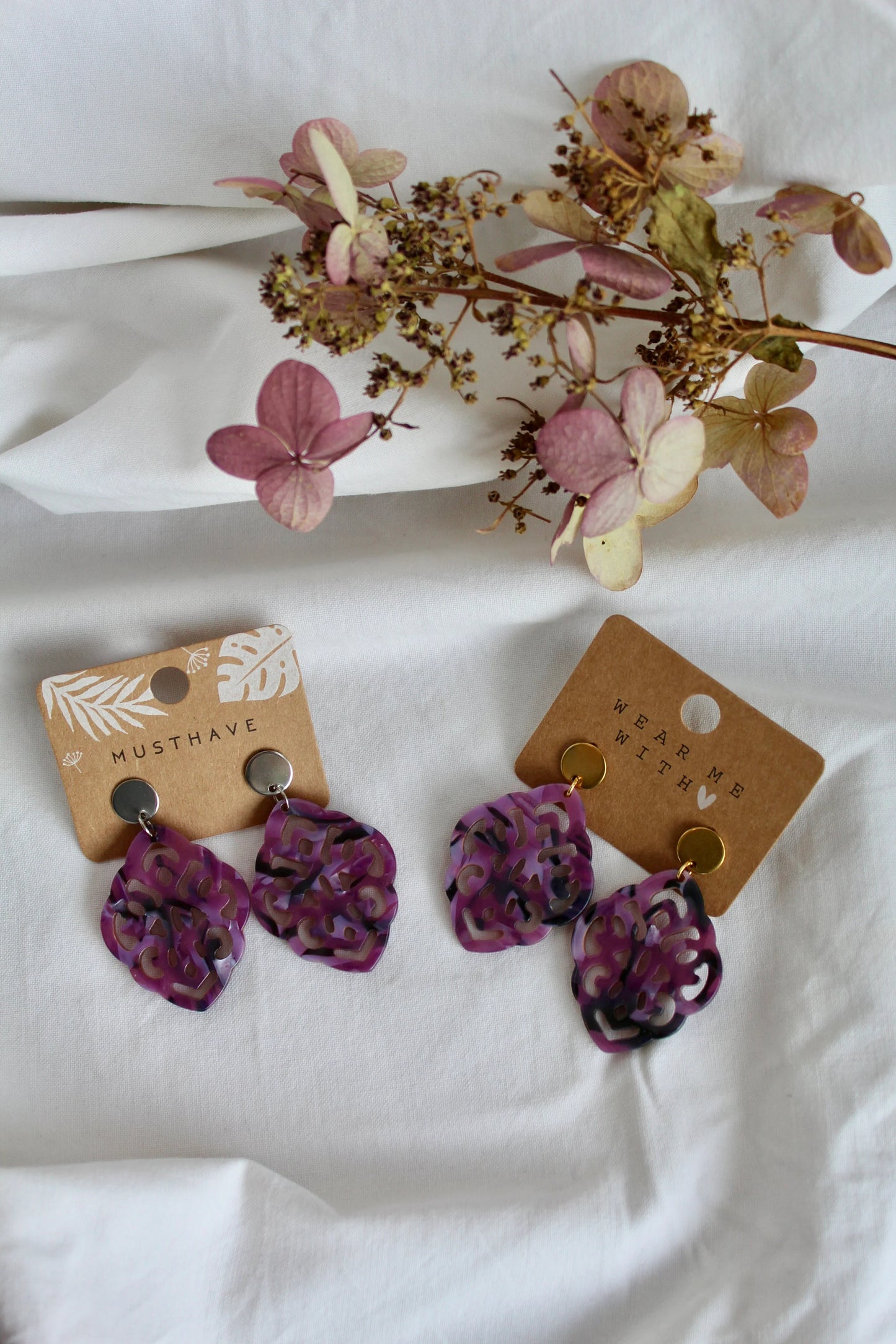 Ohrringe mit Resin-Ornament Raute in lila