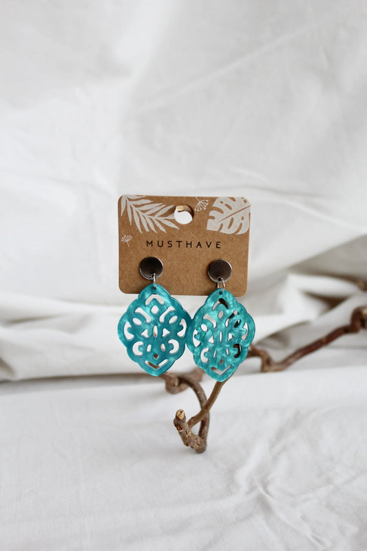 Ohrringe mit Resin-Ornament Raute türkis