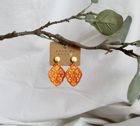 Ohrringe mit Resin-Ornament Raute in orange