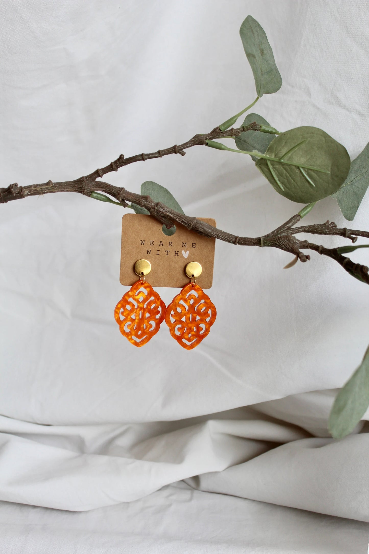 Ohrringe mit Resin-Ornament Raute in orange