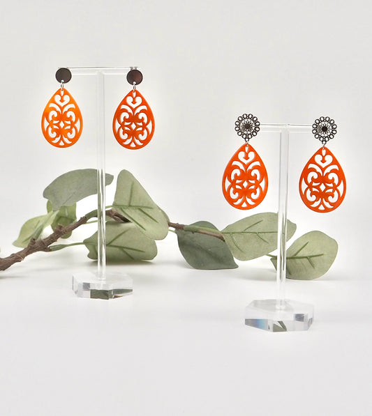 Ohrringe mit Resin-Ornament Tropfen in orange
