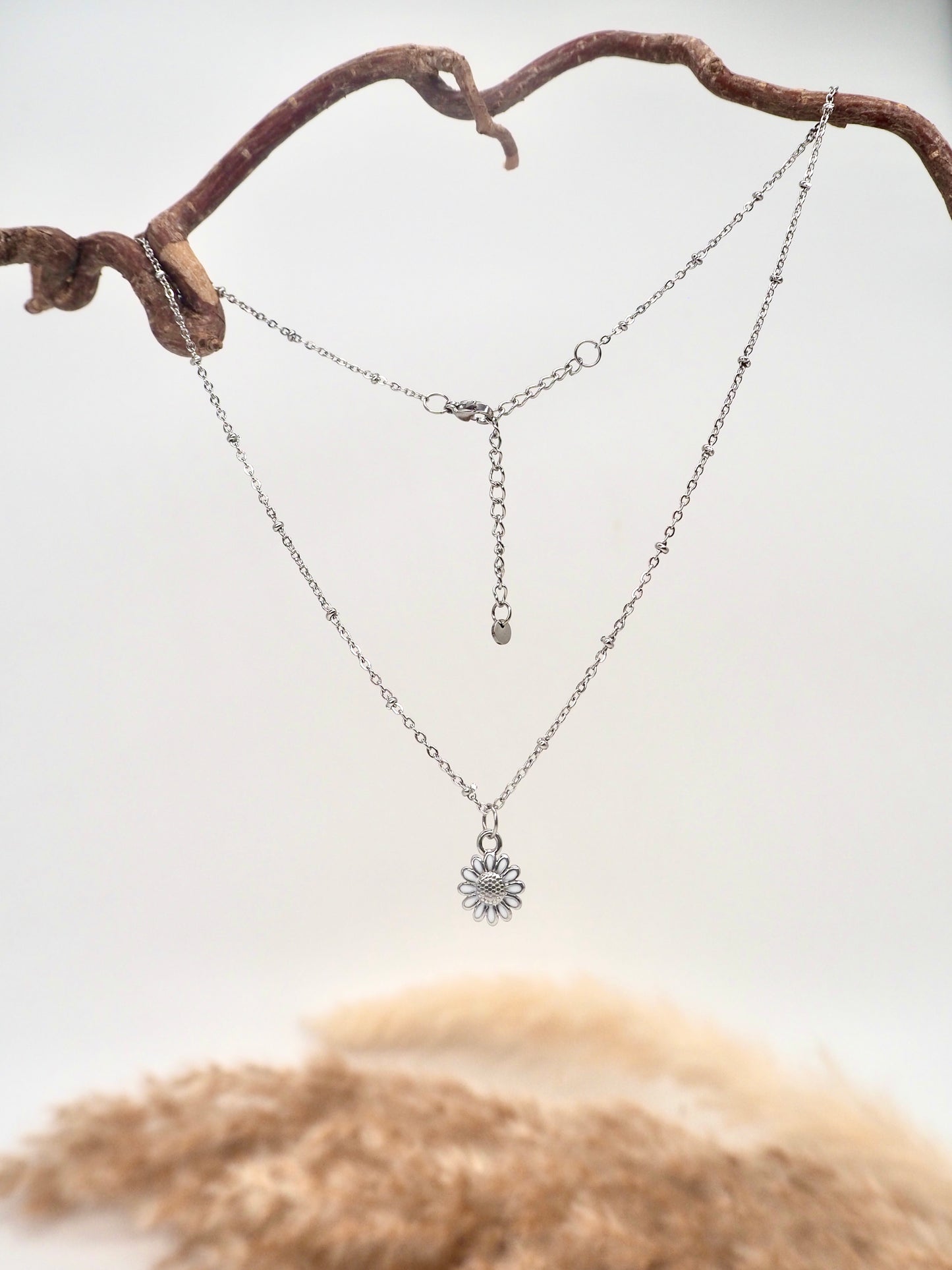 Fine chain with daisy pendant