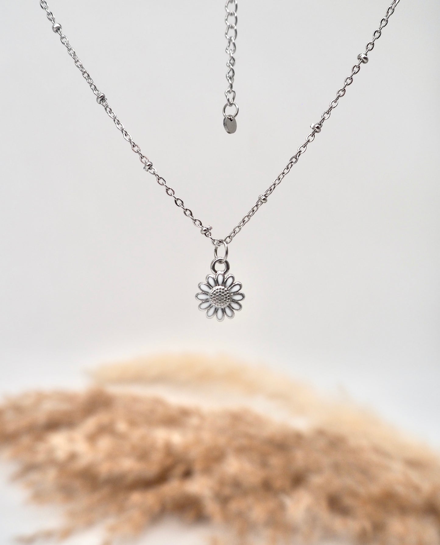 Fine chain with daisy pendant