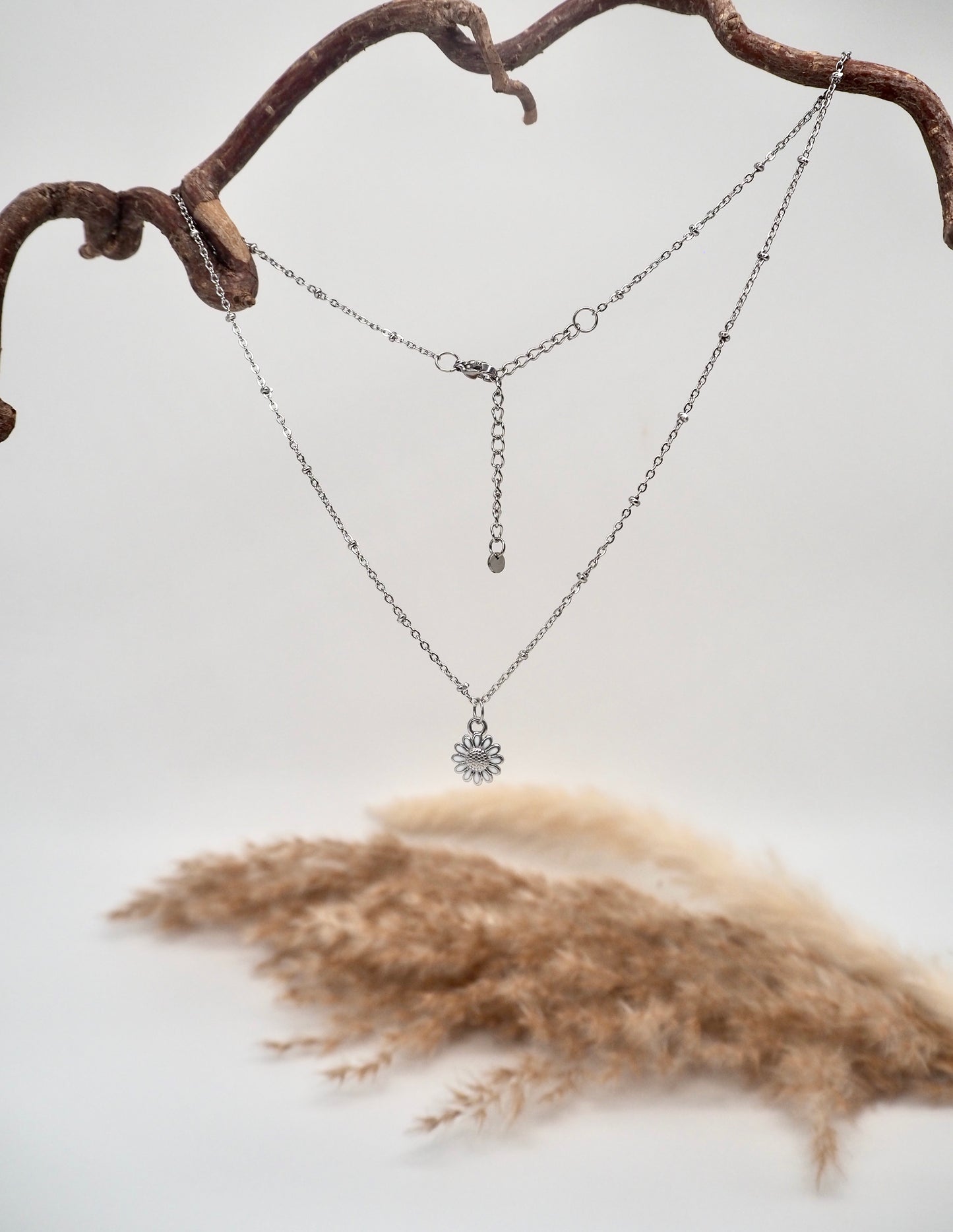 Fine chain with daisy pendant