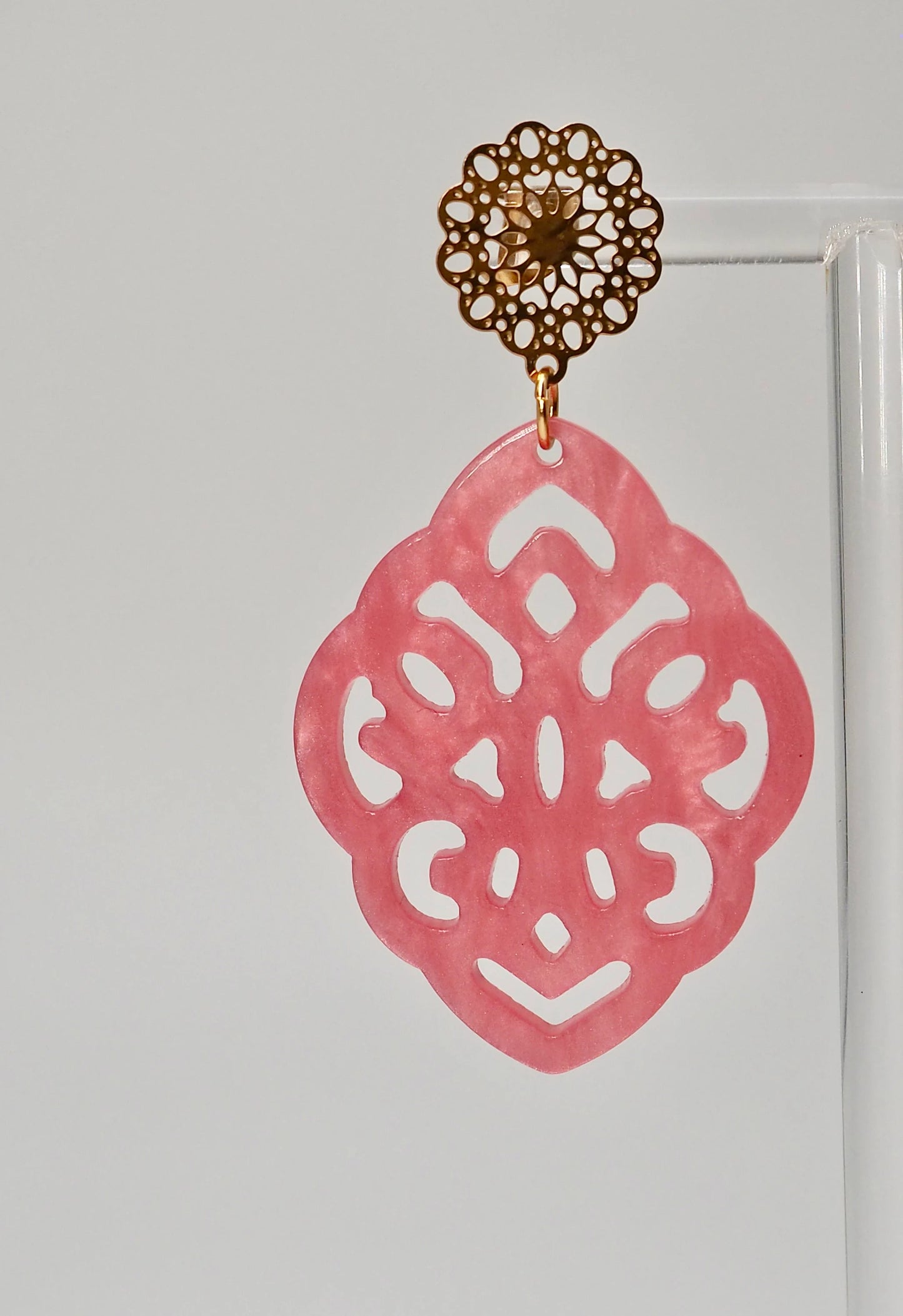 Earrings with resin ornament diamond in pink