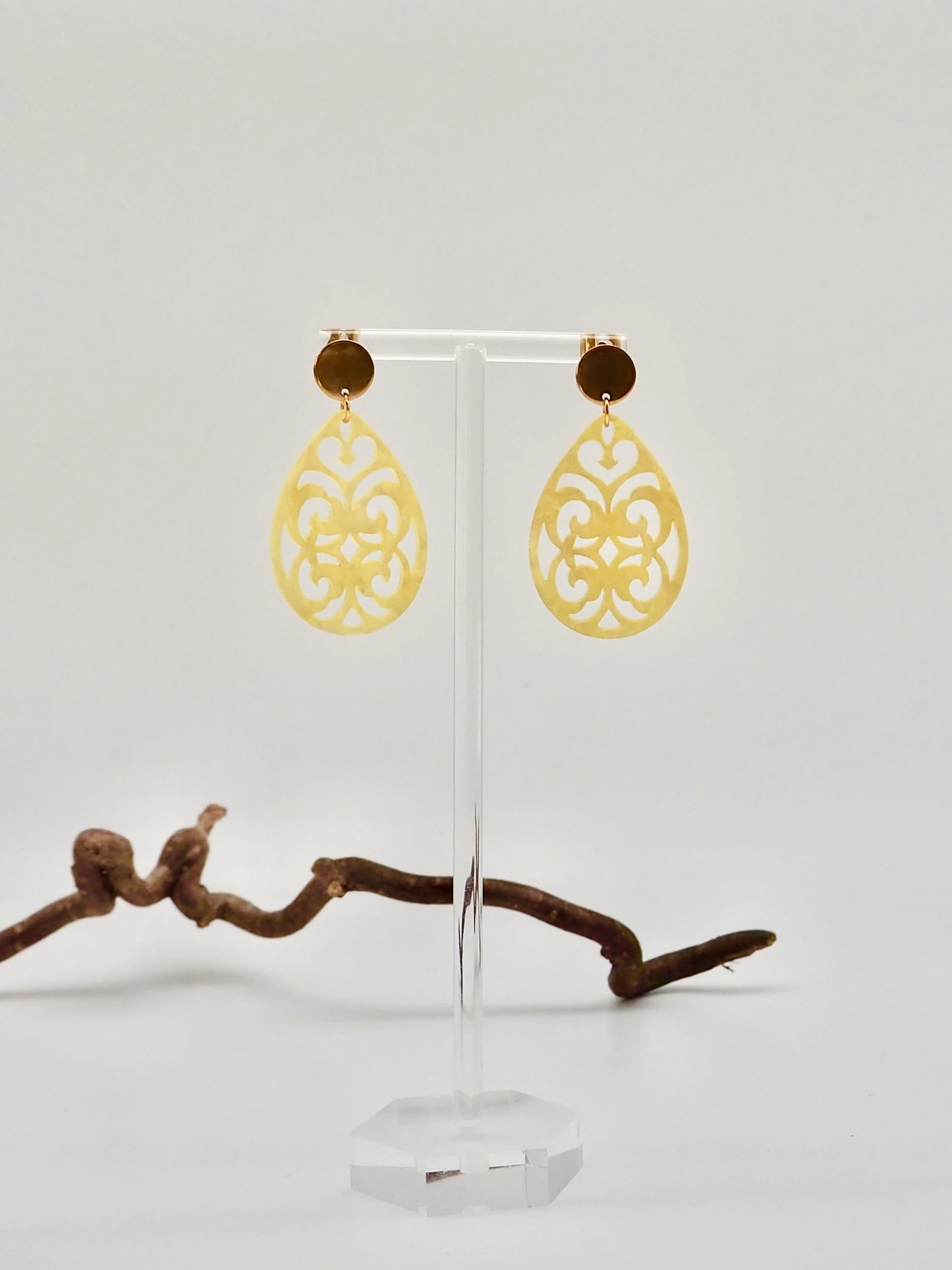 Ohrringe mit Resin-Ornament Tropfen in gelb