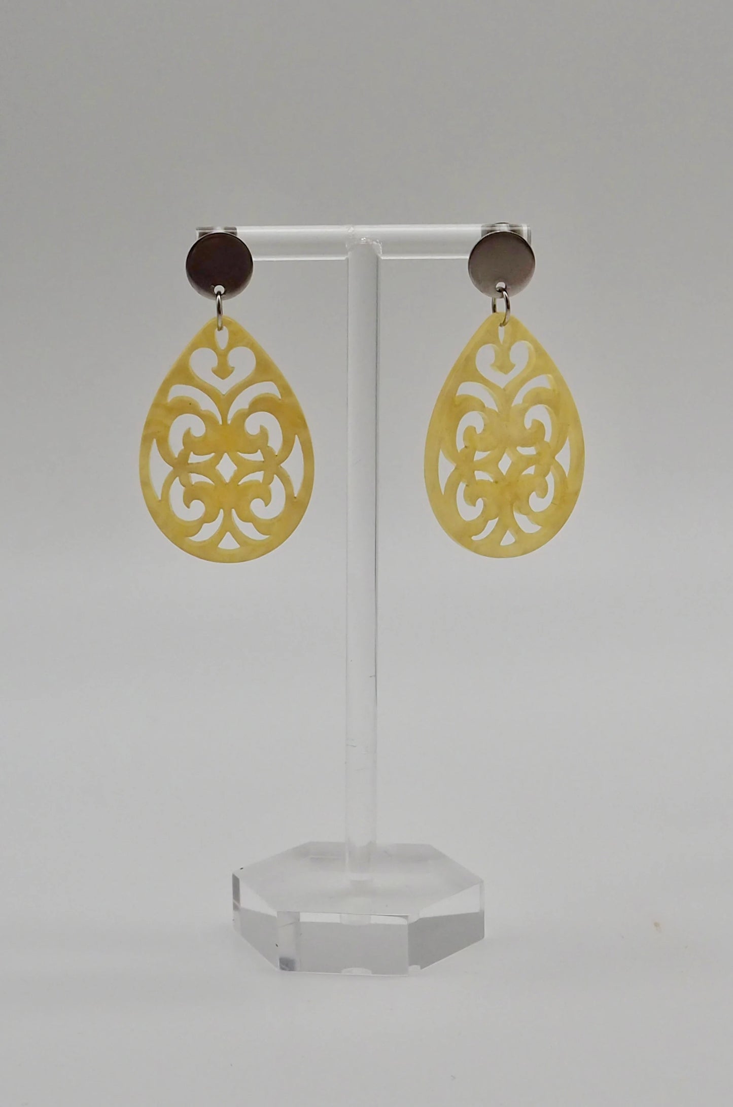 Ohrringe mit Resin-Ornament Tropfen in gelb