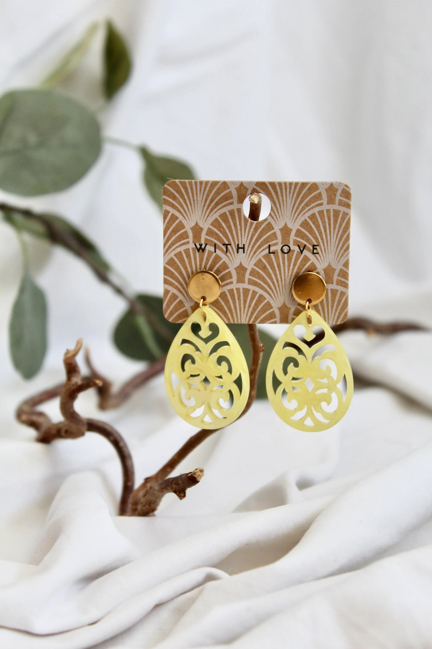 Ohrringe mit Resin-Ornament Tropfen in gelb