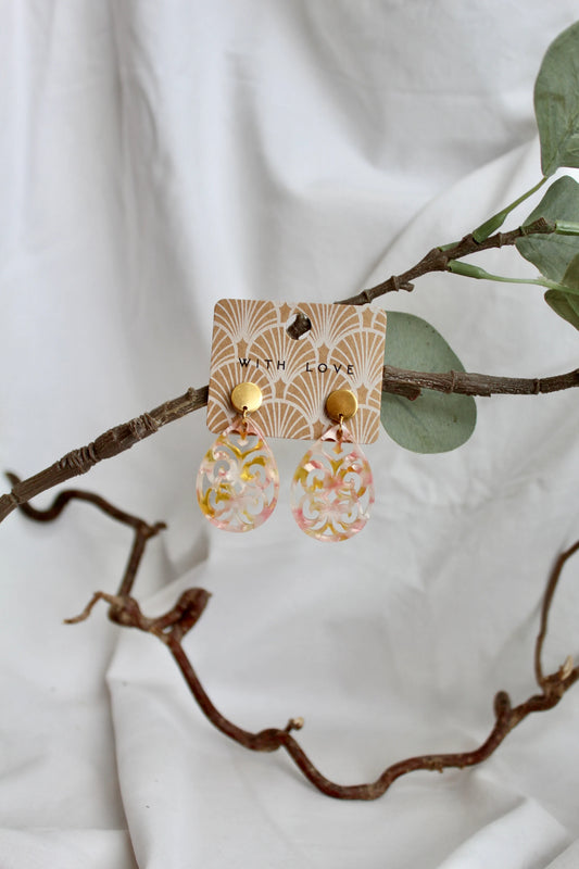 Ohrringe mit Resin-Ornament Tropfen in rosa/gelb gemustert