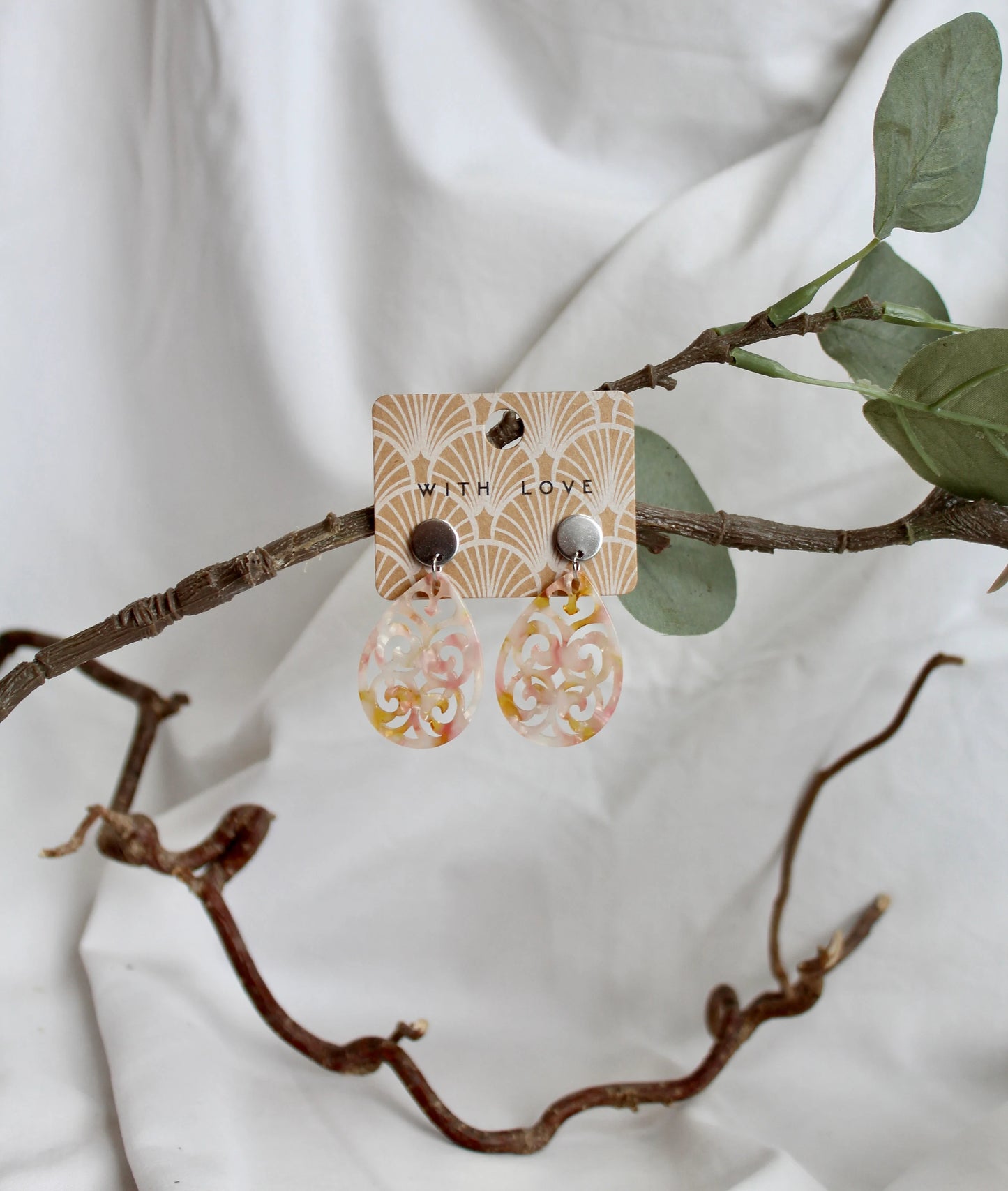 Ohrringe mit Resin-Ornament Tropfen in rosa/gelb gemustert